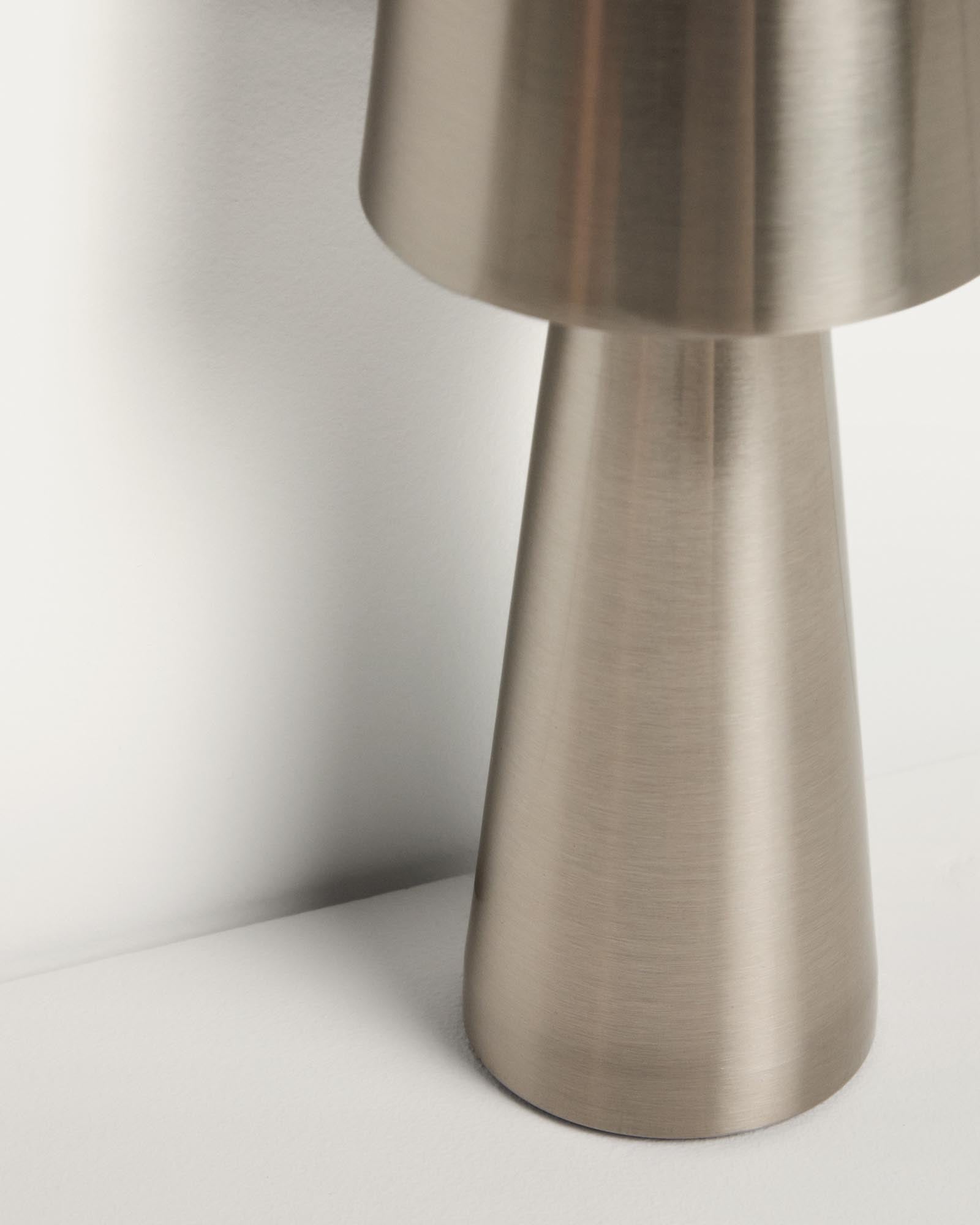 Kleine Tischlampe Arenys aus Metall mit silbern glänzendem Finish in Silber präsentiert im Onlineshop von KAQTU Design AG. Outdoor Tischleuchte ist von Kave Home