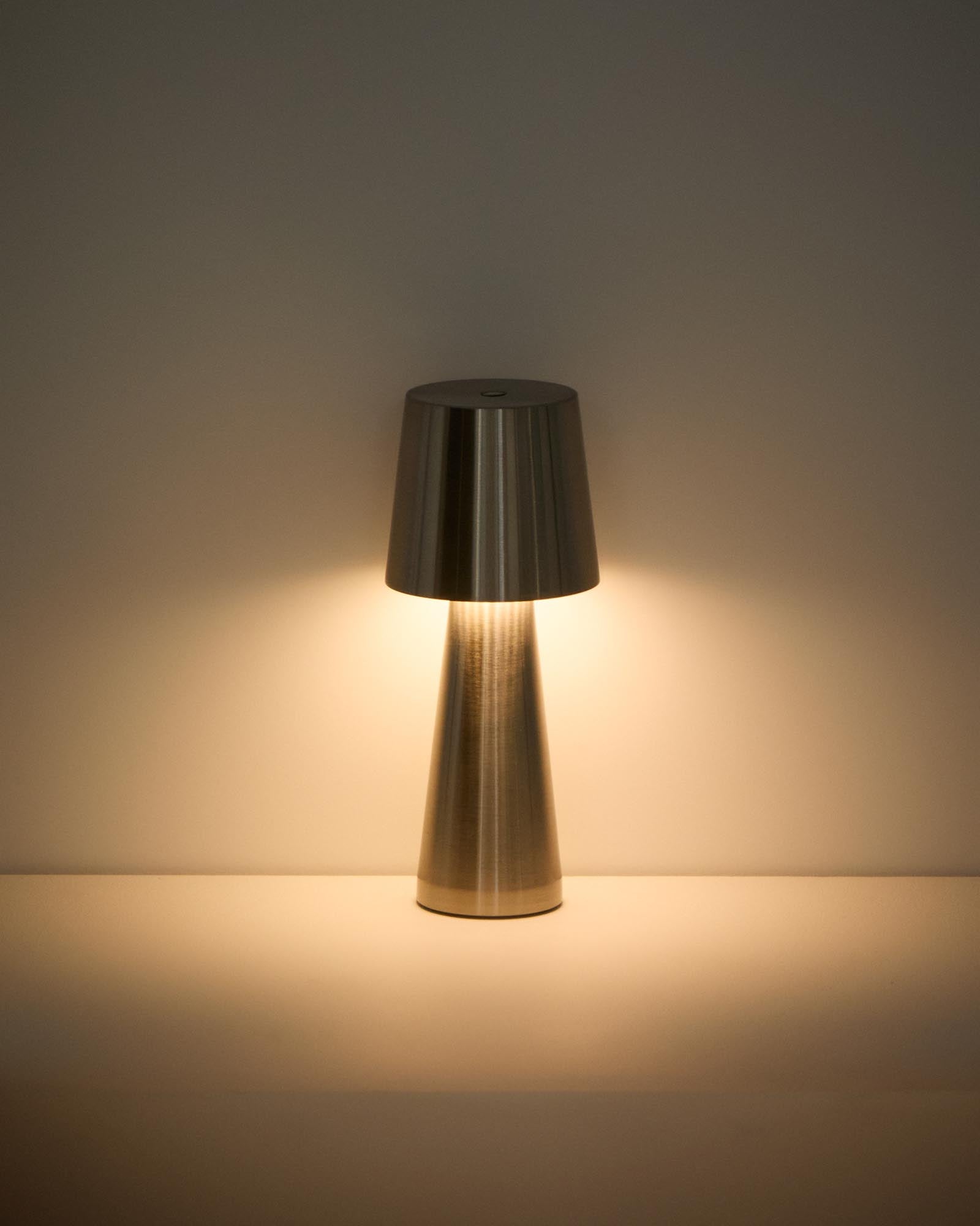 Kleine Tischlampe Arenys aus Metall mit silbern glänzendem Finish in Silber präsentiert im Onlineshop von KAQTU Design AG. Outdoor Tischleuchte ist von Kave Home