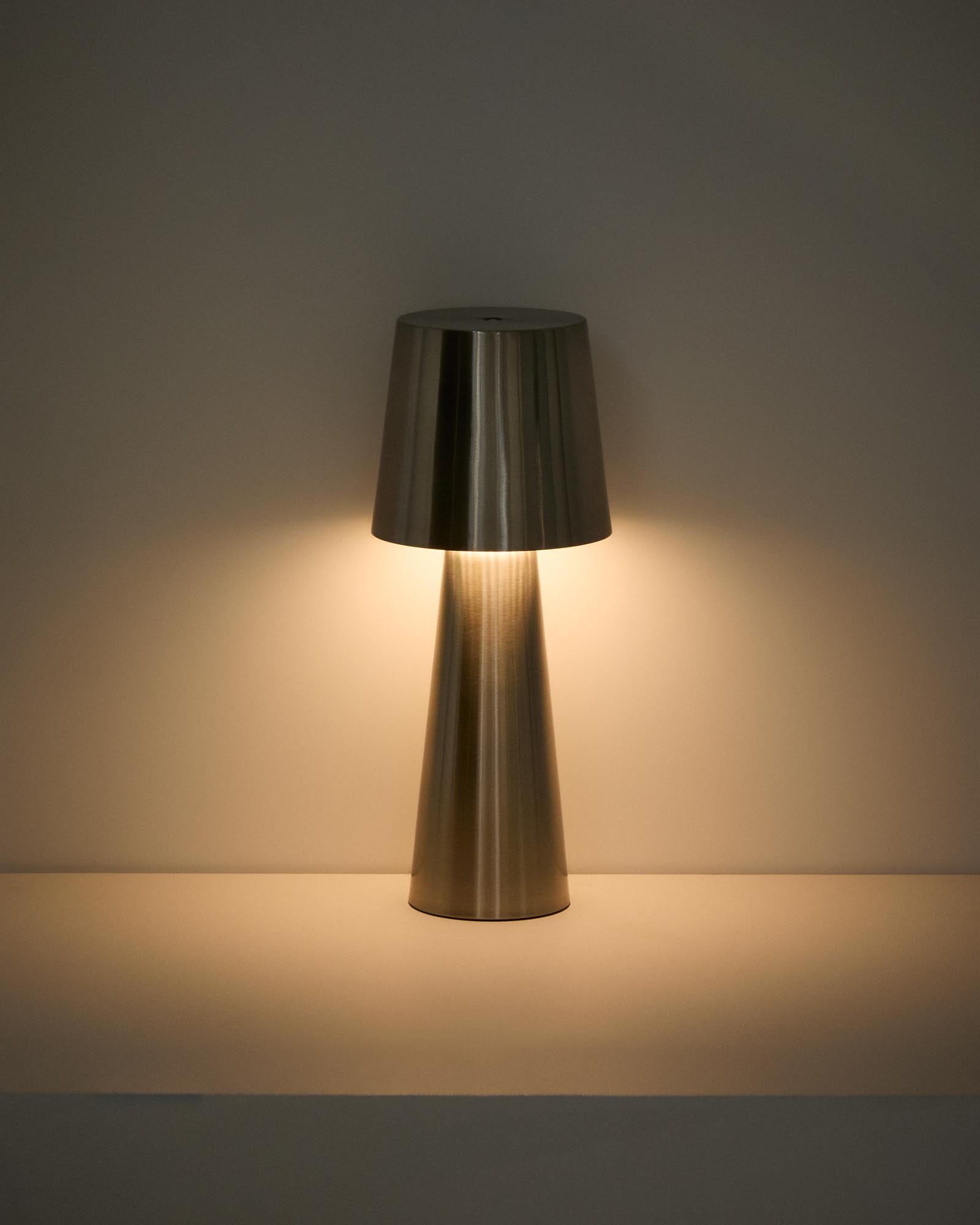 Grosse Tischleuchte Arenys aus Metall mit glänzendem Silberfinish in Silber präsentiert im Onlineshop von KAQTU Design AG. Outdoor Tischleuchte ist von Kave Home