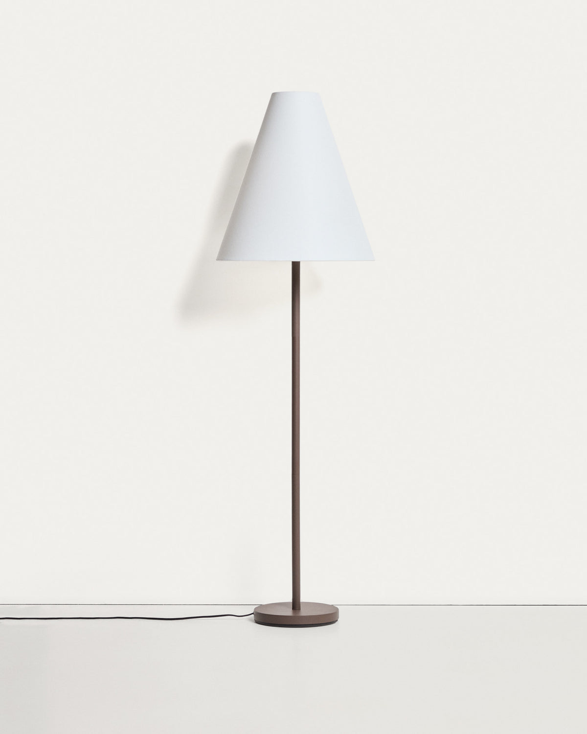 Stehlampe Navat aus Metall in Braun mit Antik-Finish in Braun präsentiert im Onlineshop von KAQTU Design AG. Stehleuchte ist von Kave Home