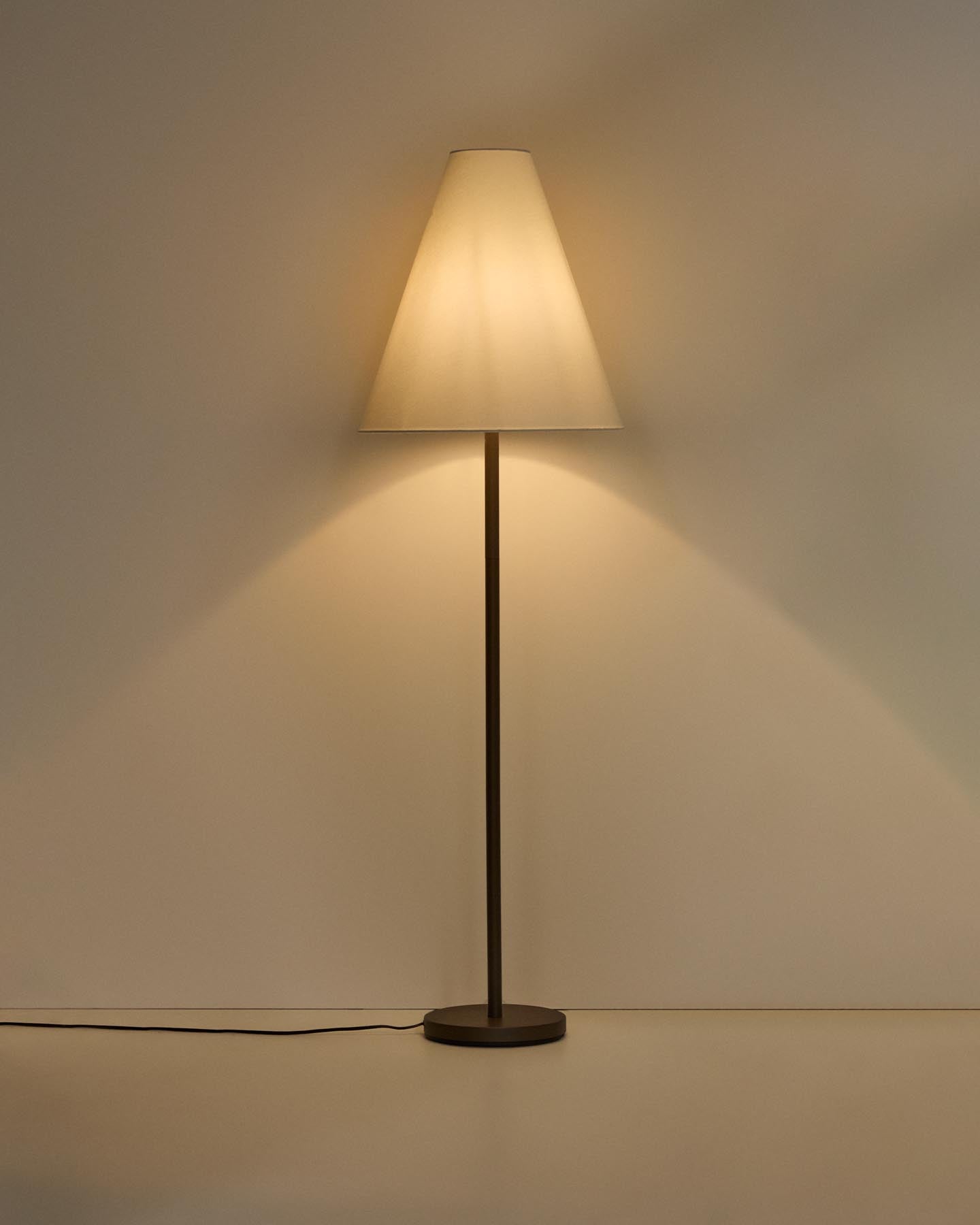 Stehlampe Navat aus Metall in Braun mit Antik-Finish in Braun präsentiert im Onlineshop von KAQTU Design AG. Stehleuchte ist von Kave Home