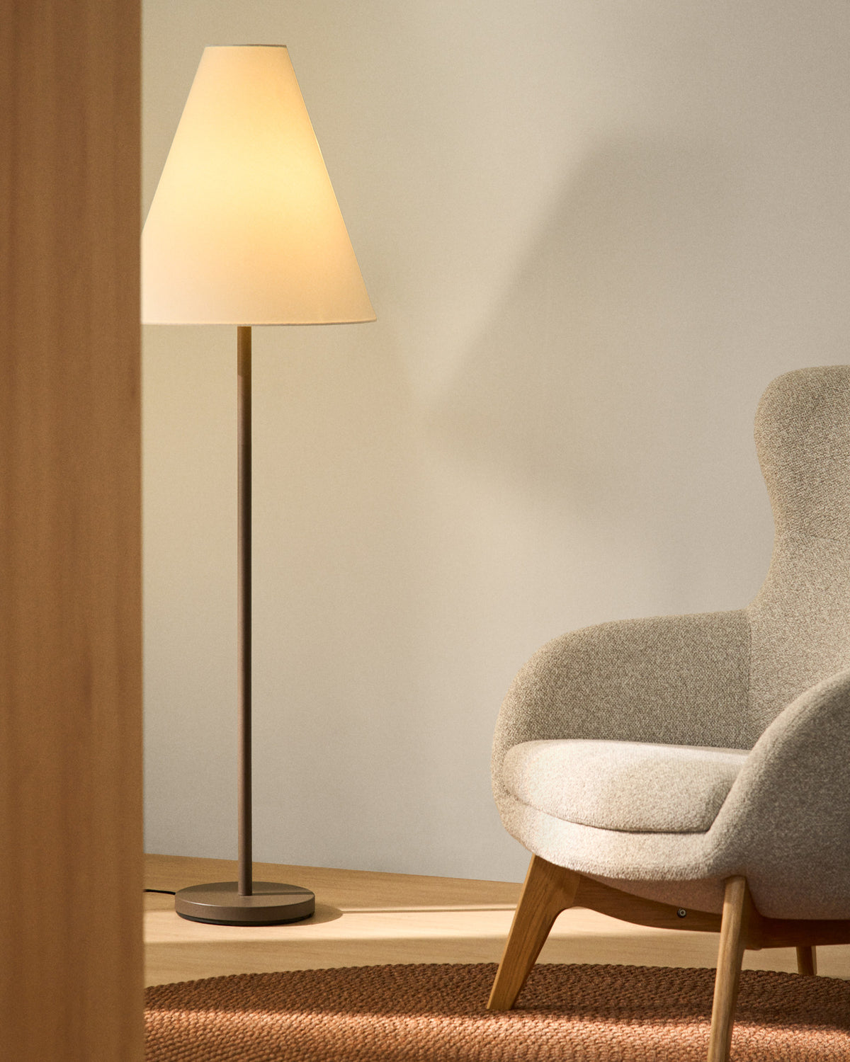 Stehlampe Navat aus Metall in Braun mit Antik-Finish in Braun präsentiert im Onlineshop von KAQTU Design AG. Stehleuchte ist von Kave Home