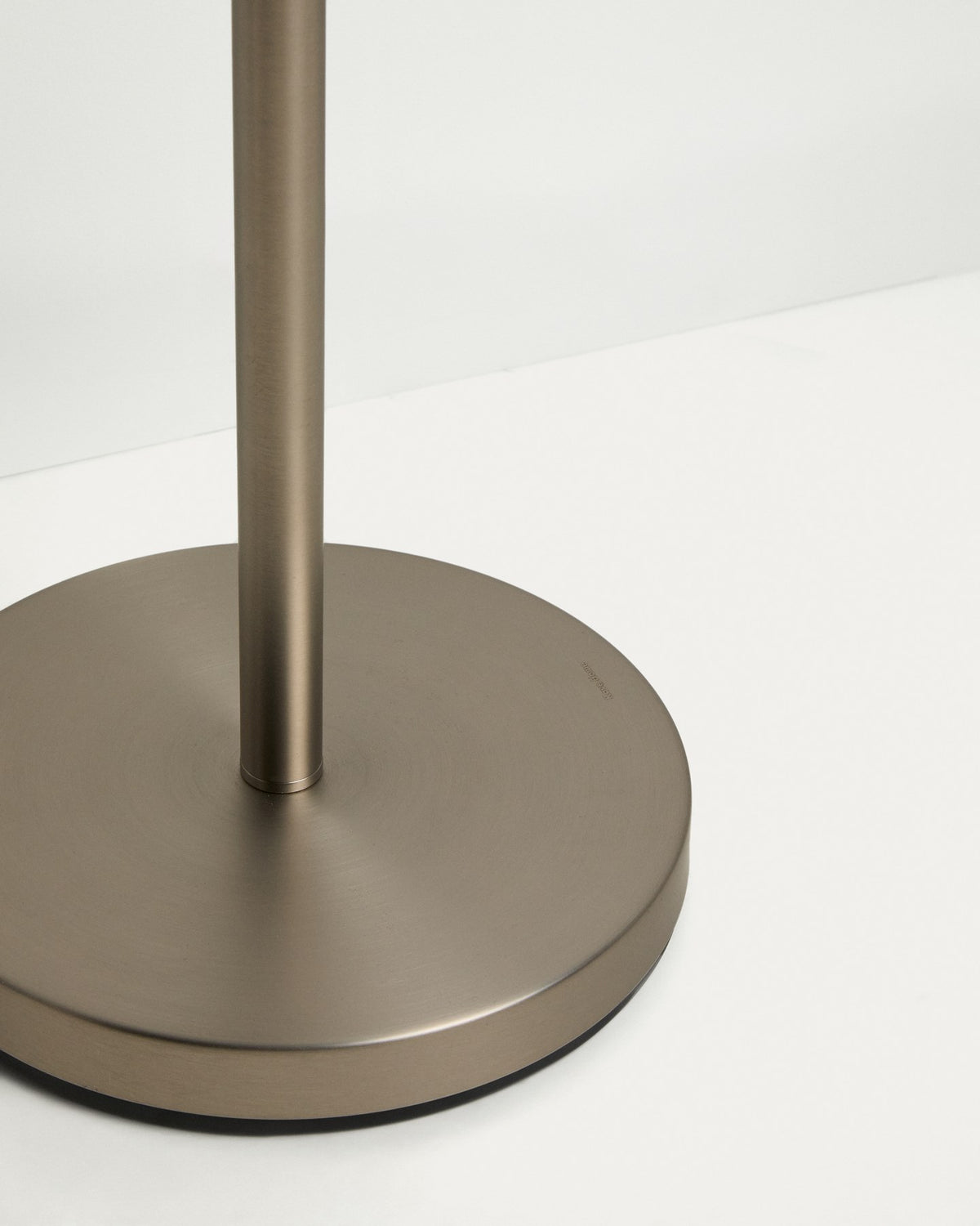 Stehlampe aus Metall mit silbernem, gebürstetem Finish und konischem Lampenschirm aus Baumwollstoff in gebrochenem Weiss, mit Stahlsockel.