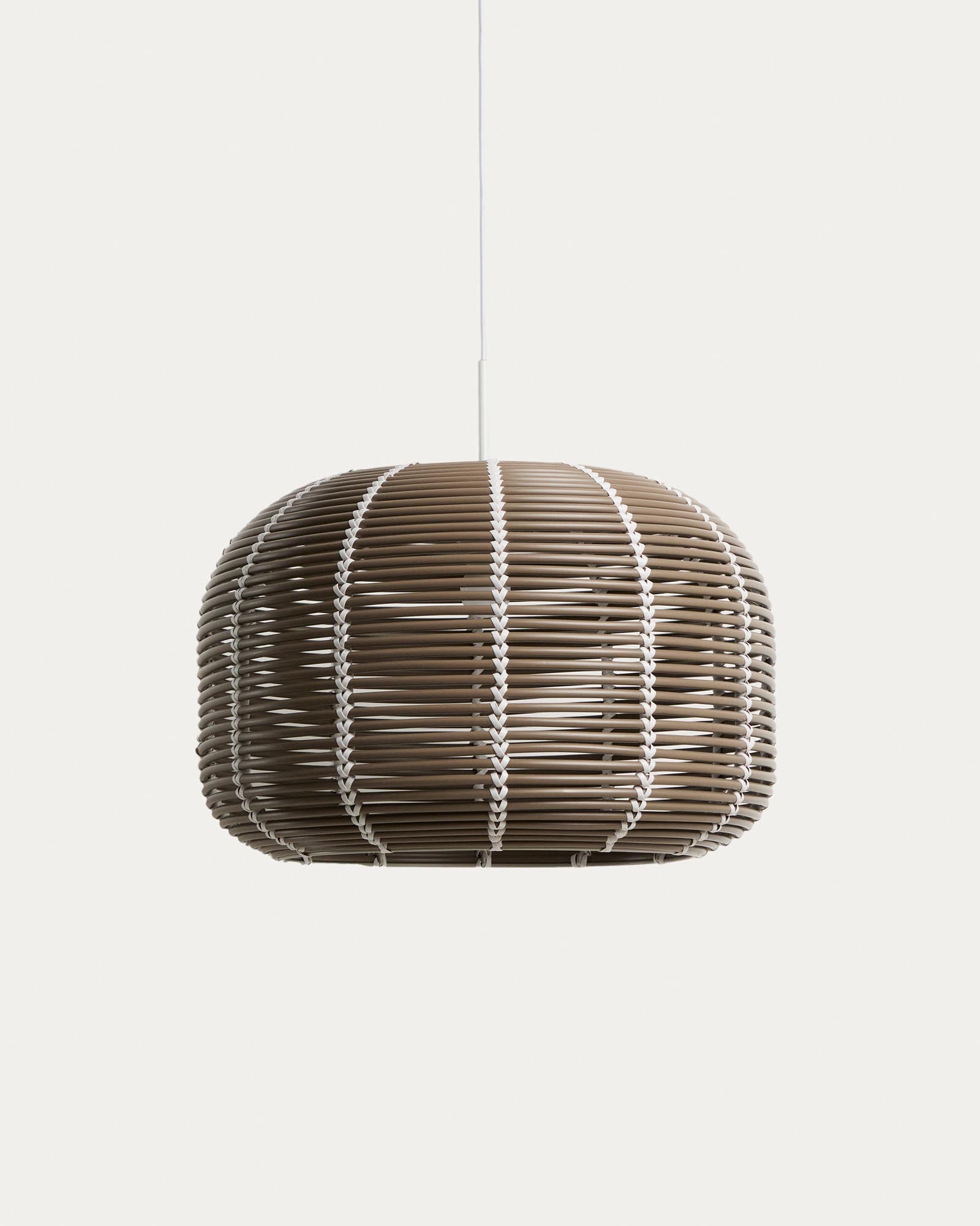 Lampenschirm für die Outdoor-Deckenleuchte Garoina aus synthetischem Rattan in Taupe, Ø 50 cm in Grau präsentiert im Onlineshop von KAQTU Design AG. Outdoor Tischleuchte ist von Kave Home