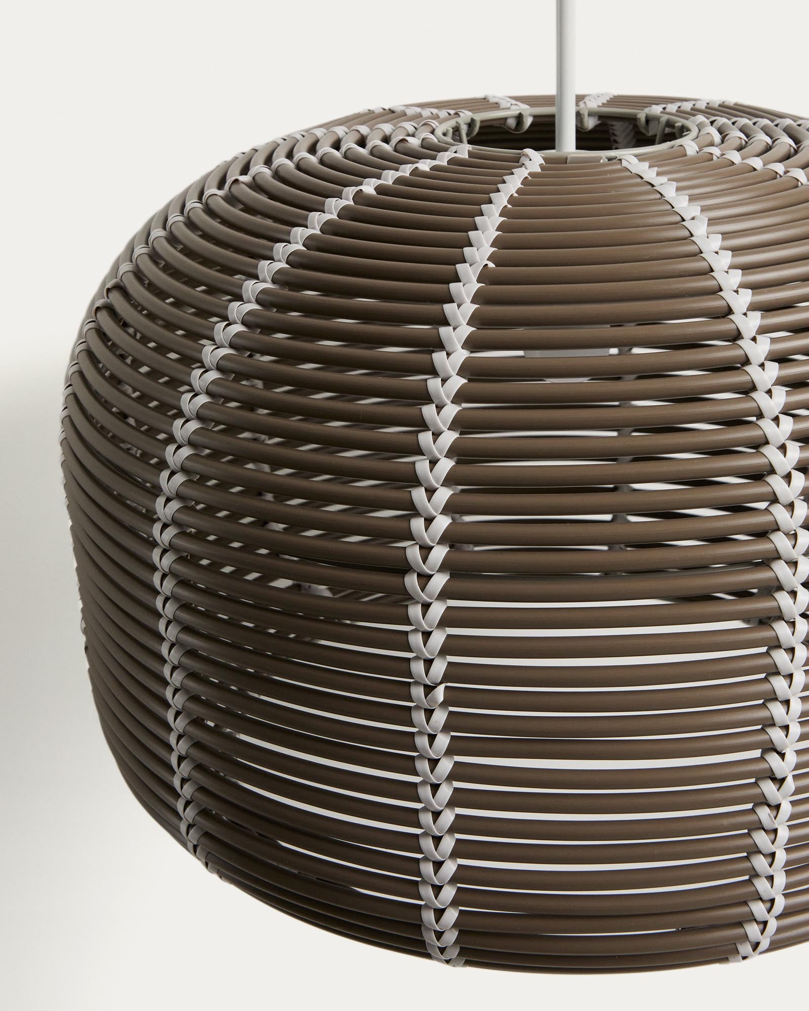Stylischer Lampenschirm in Taupe aus robustem synthetischem Rattan, Ø 50 cm, perfekt für die Kave Home Garoina Outdoor-Deckenleuchte.