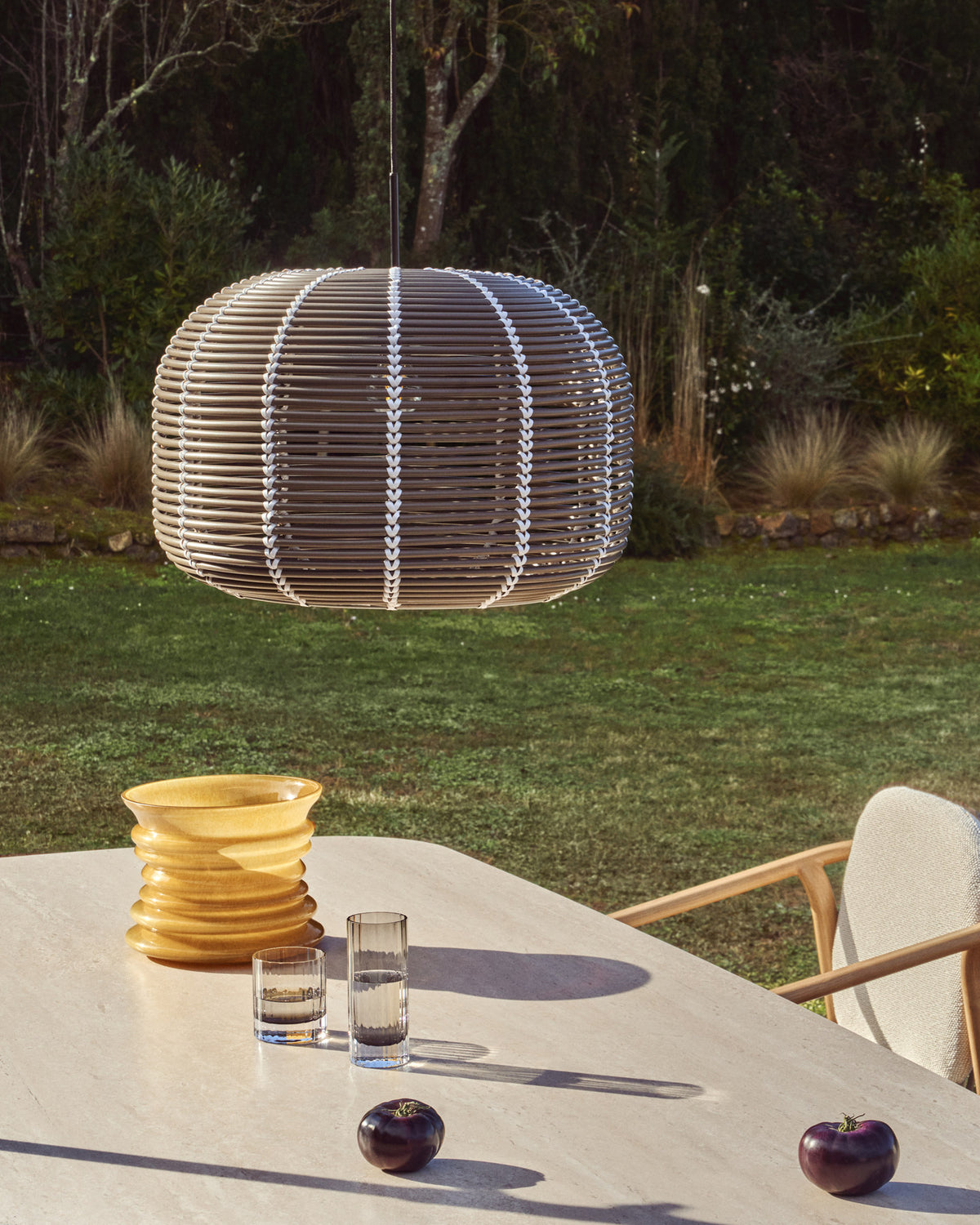 Lampenschirm für die Outdoor-Deckenleuchte Garoina aus synthetischem Rattan in Taupe, Ø 50 cm in Grau präsentiert im Onlineshop von KAQTU Design AG. Outdoor Tischleuchte ist von Kave Home