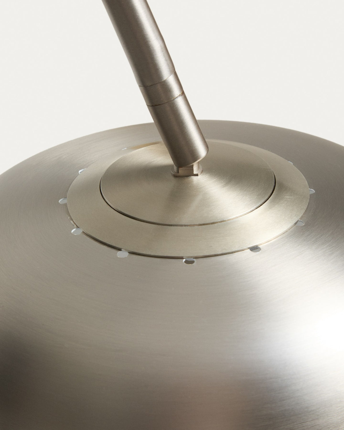 Stehlampe Arnolia von Kave Home mit gebürstetem Stahlgestell und schwarzem Marmorsockel, schlanke Silhouette und höhenverstellbarem Leuchtenkopf.