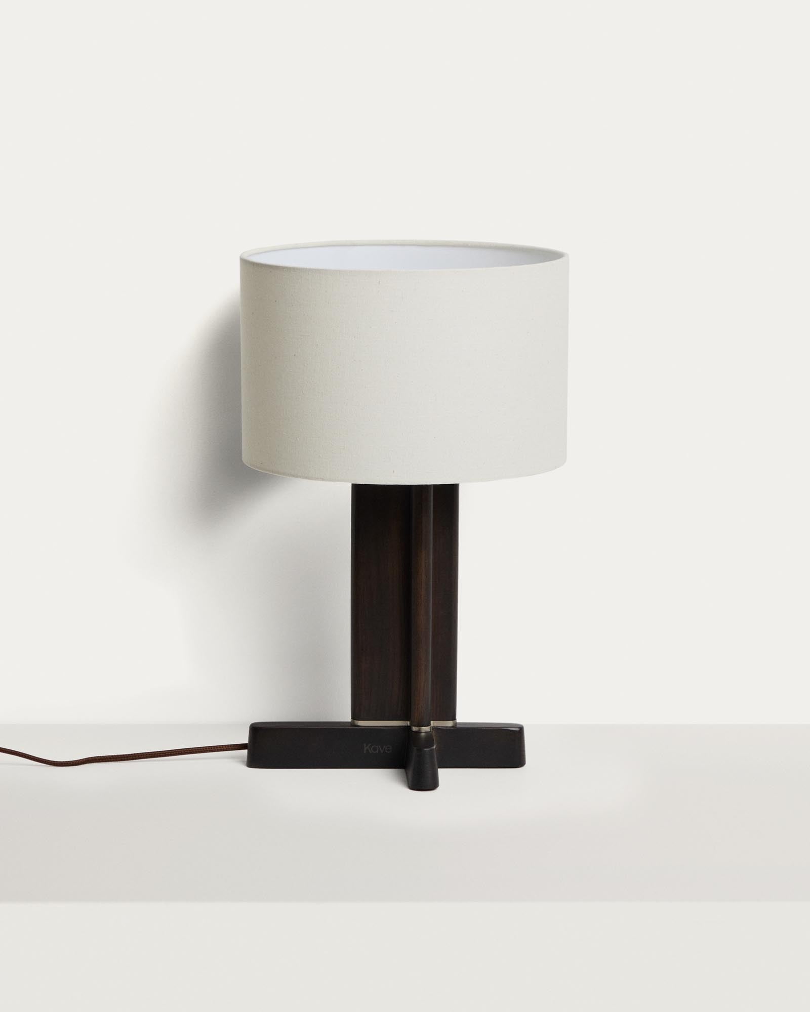 Tischleuchte Niani aus Kautschukholz mit dunklem Finish und elfenbeinfarbenem Baumwollschirm Ø 30 cm in Weiss präsentiert im Onlineshop von KAQTU Design AG. Tischleuchte ist von Kave Home