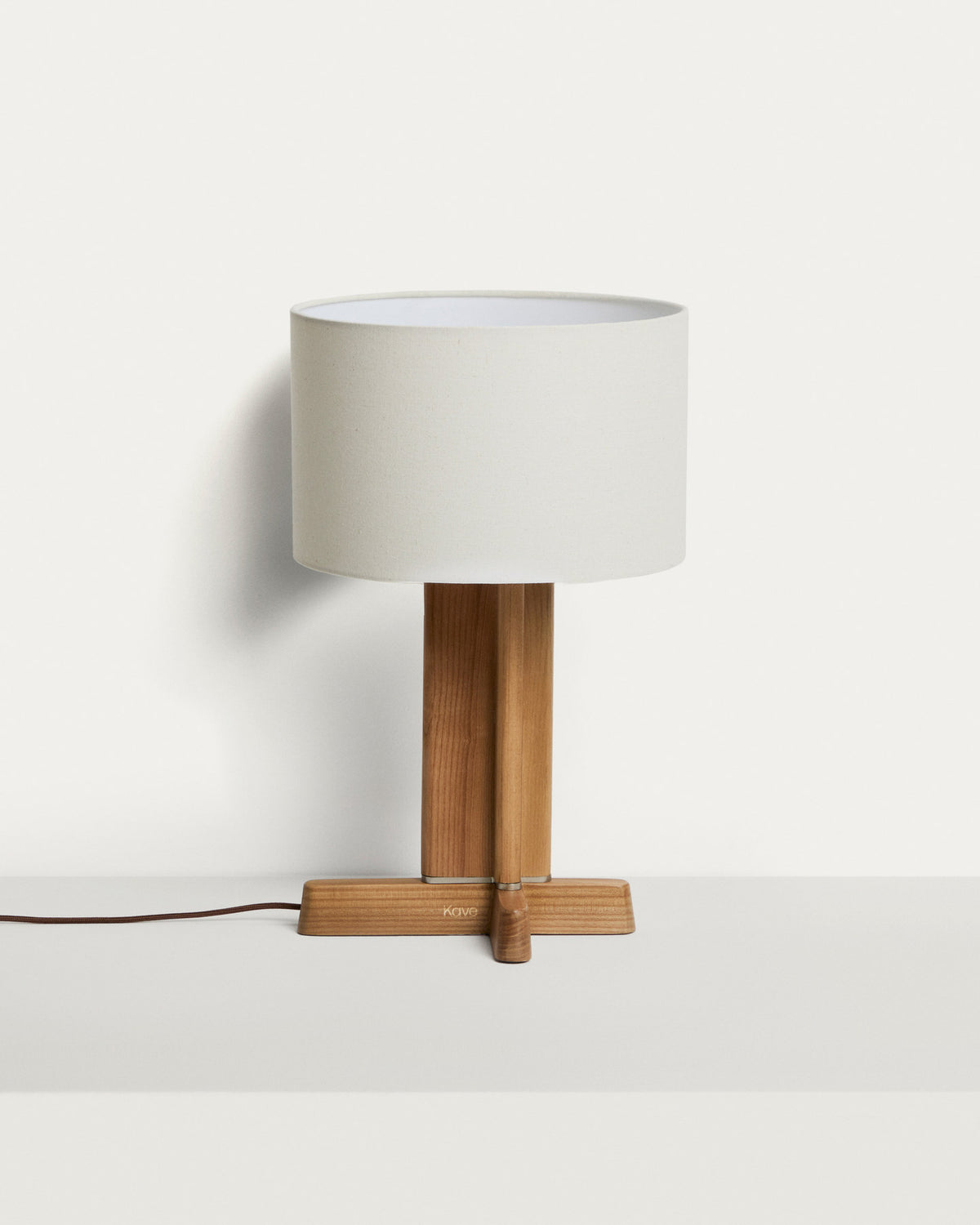 Tischleuchte Niani aus Kautschukholz mit Finish in Naturton und elfenbeinfarbenem Baumwollschirm Ø 30 cm in Weiss, Braun präsentiert im Onlineshop von KAQTU Design AG. Tischleuchte ist von Kave Home