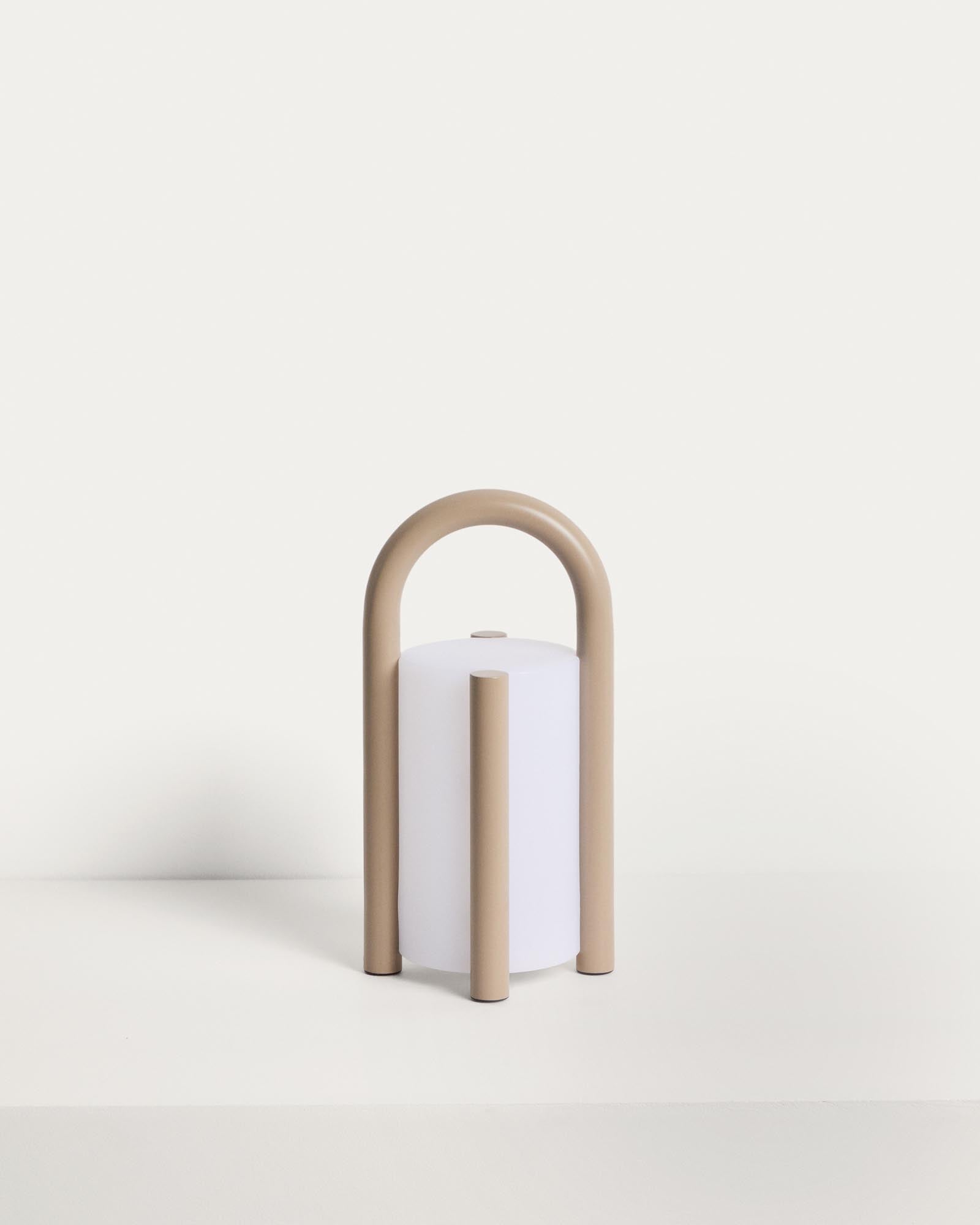 Kleine tragbare Tischlampe Leros aus Polyethylen und taupefarbenem Stahl in Grau präsentiert im Onlineshop von KAQTU Design AG. Outdoor Tischleuchte ist von Kave Home