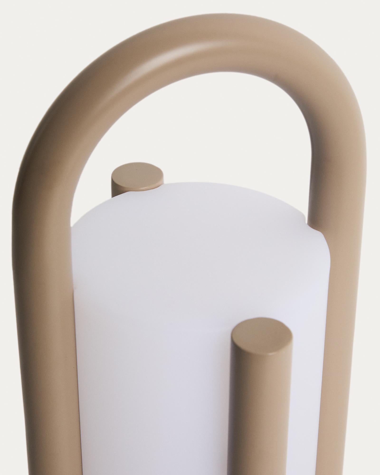 Kleine tragbare Tischlampe Leros aus Polyethylen und taupefarbenem Stahl in Grau präsentiert im Onlineshop von KAQTU Design AG. Outdoor Tischleuchte ist von Kave Home