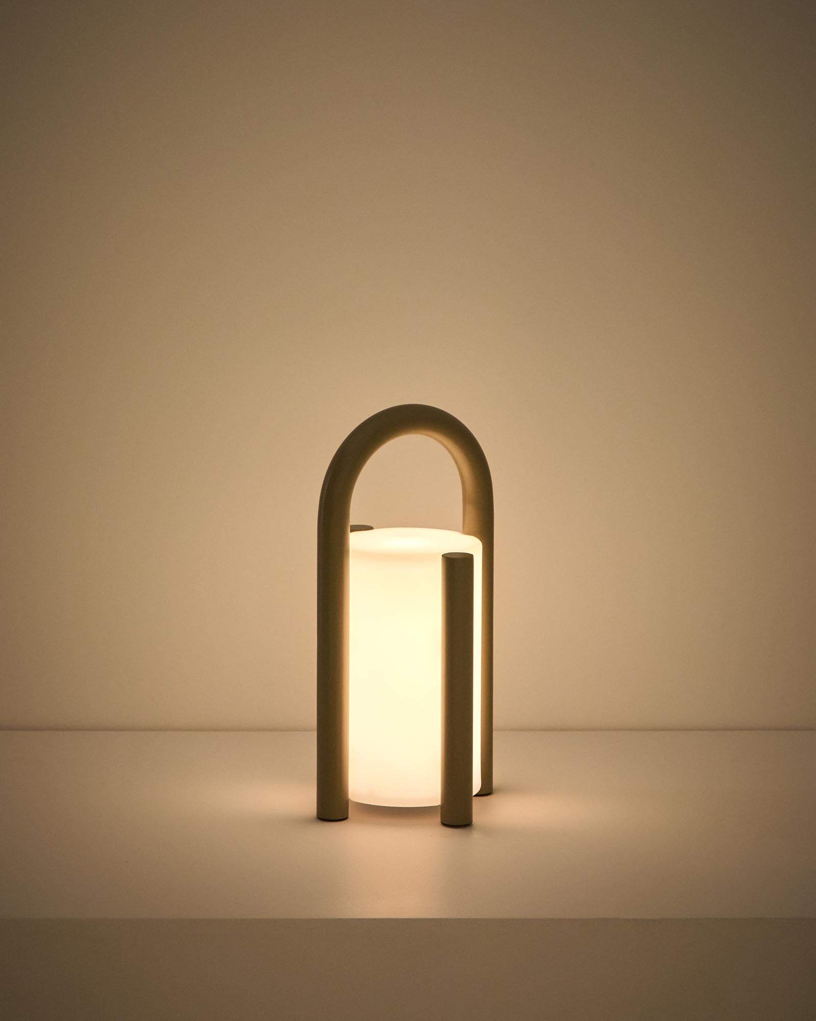 Elegante, tragbare Tischlampe Leros in taupe und Polyethylen, ideal für stimmungsvolle Beleuchtung im Außenbereich.