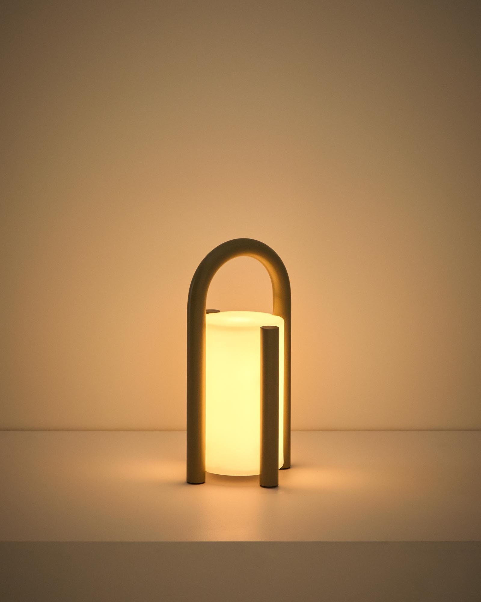 Elegante, tragbare Tischlampe Leros in taupe und Polyethylen, ideal für stimmungsvolle Beleuchtung im Außenbereich.