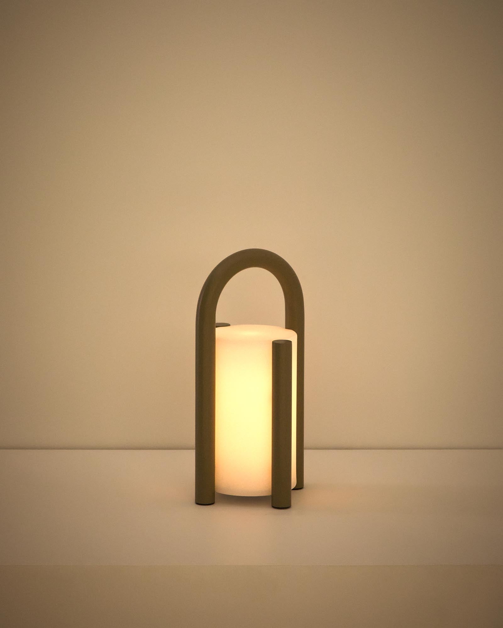 Kleine, stilvolle Tischlampe Leros aus robustem Polyethylen und taupefarbenem Stahl, perfekt für gemütliche Abende im Freien.