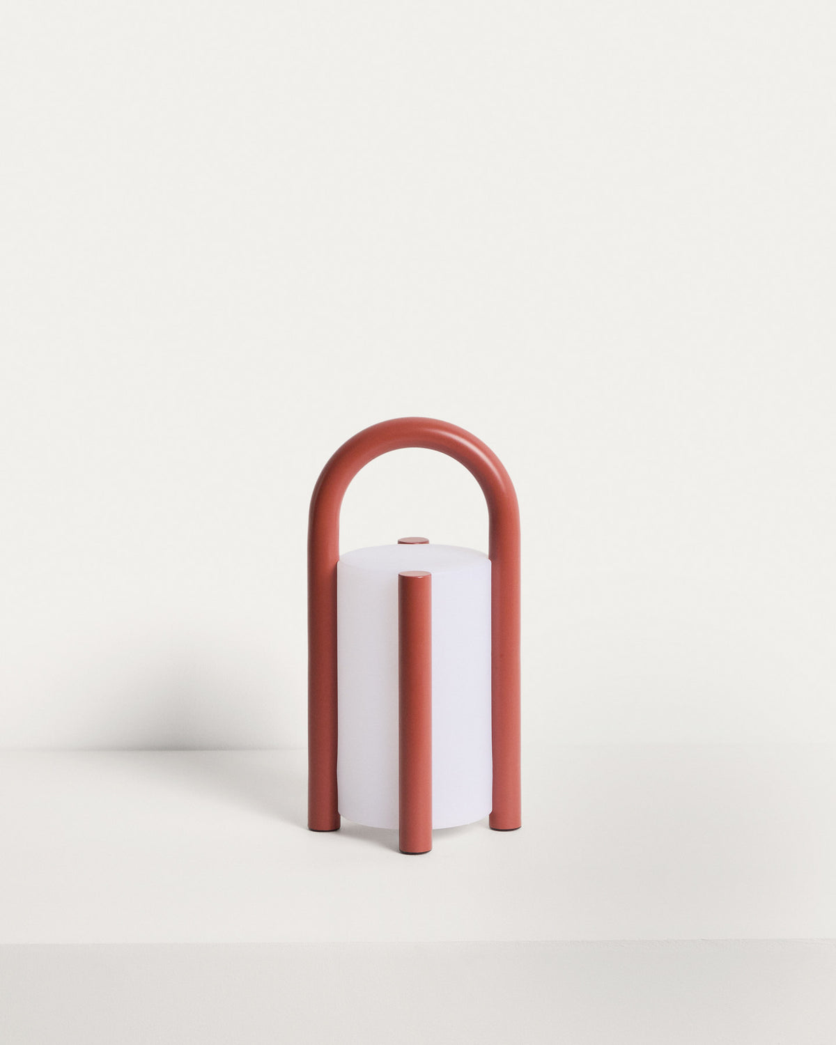Kleine tragbare Tischlampe Leros aus Polyethylen und terrakottafarbenem Stahl in Rot präsentiert im Onlineshop von KAQTU Design AG. Outdoor Tischleuchte ist von Kave Home