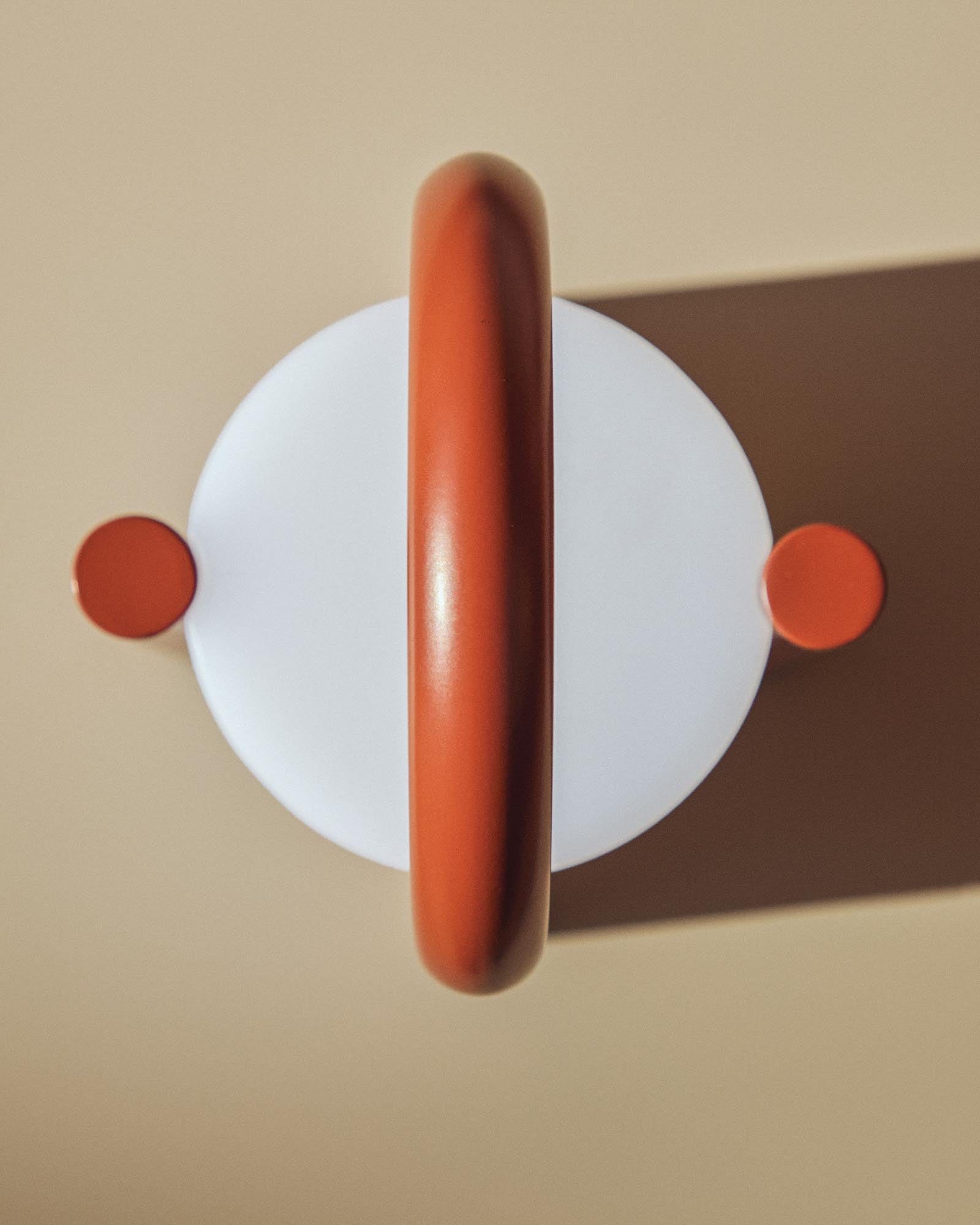 Kleine tragbare Tischlampe Leros aus Polyethylen und terrakottafarbenem Stahl in Rot präsentiert im Onlineshop von KAQTU Design AG. Outdoor Tischleuchte ist von Kave Home