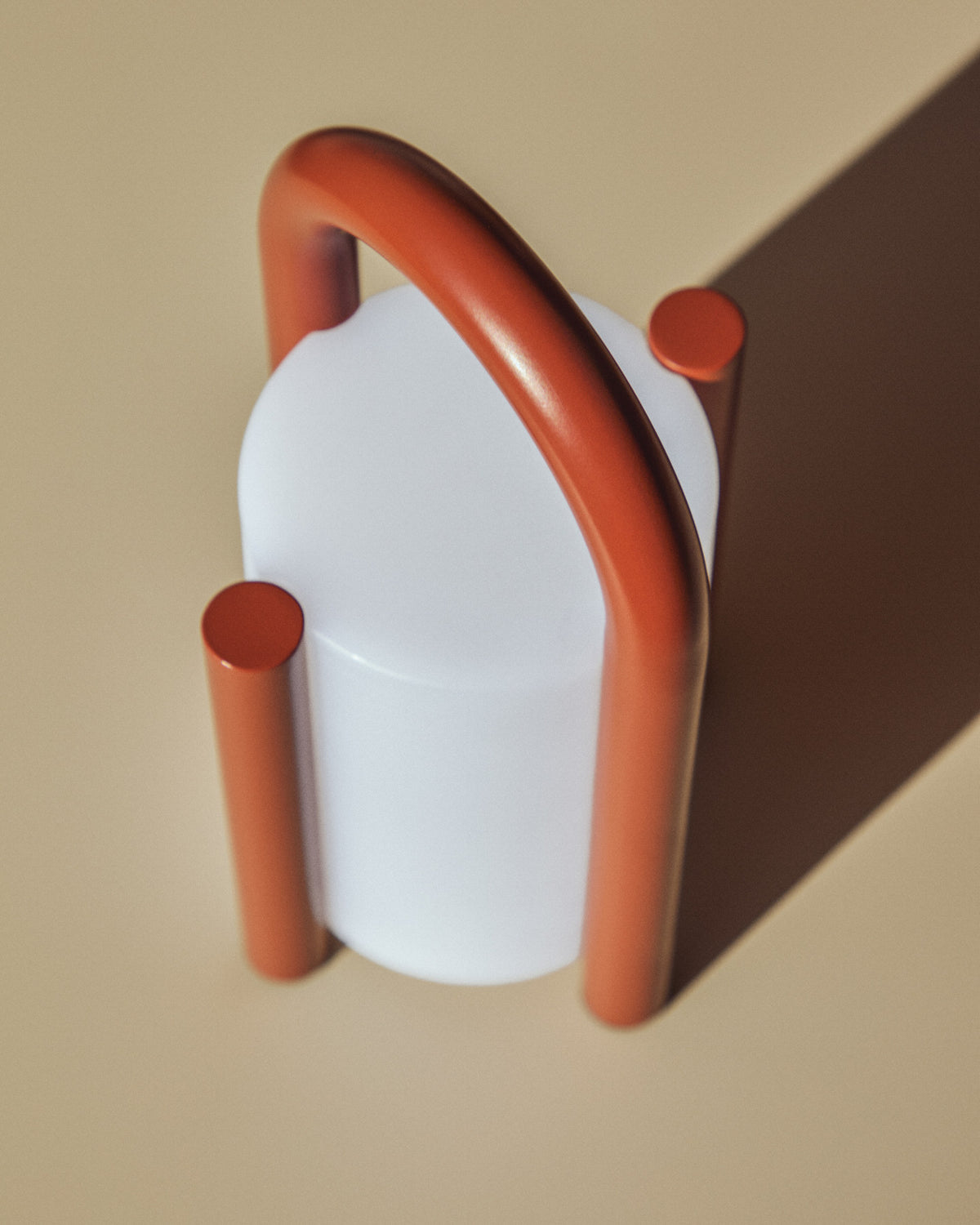 Kleine tragbare Tischlampe Leros aus Polyethylen und terrakottafarbenem Stahl in Rot präsentiert im Onlineshop von KAQTU Design AG. Outdoor Tischleuchte ist von Kave Home