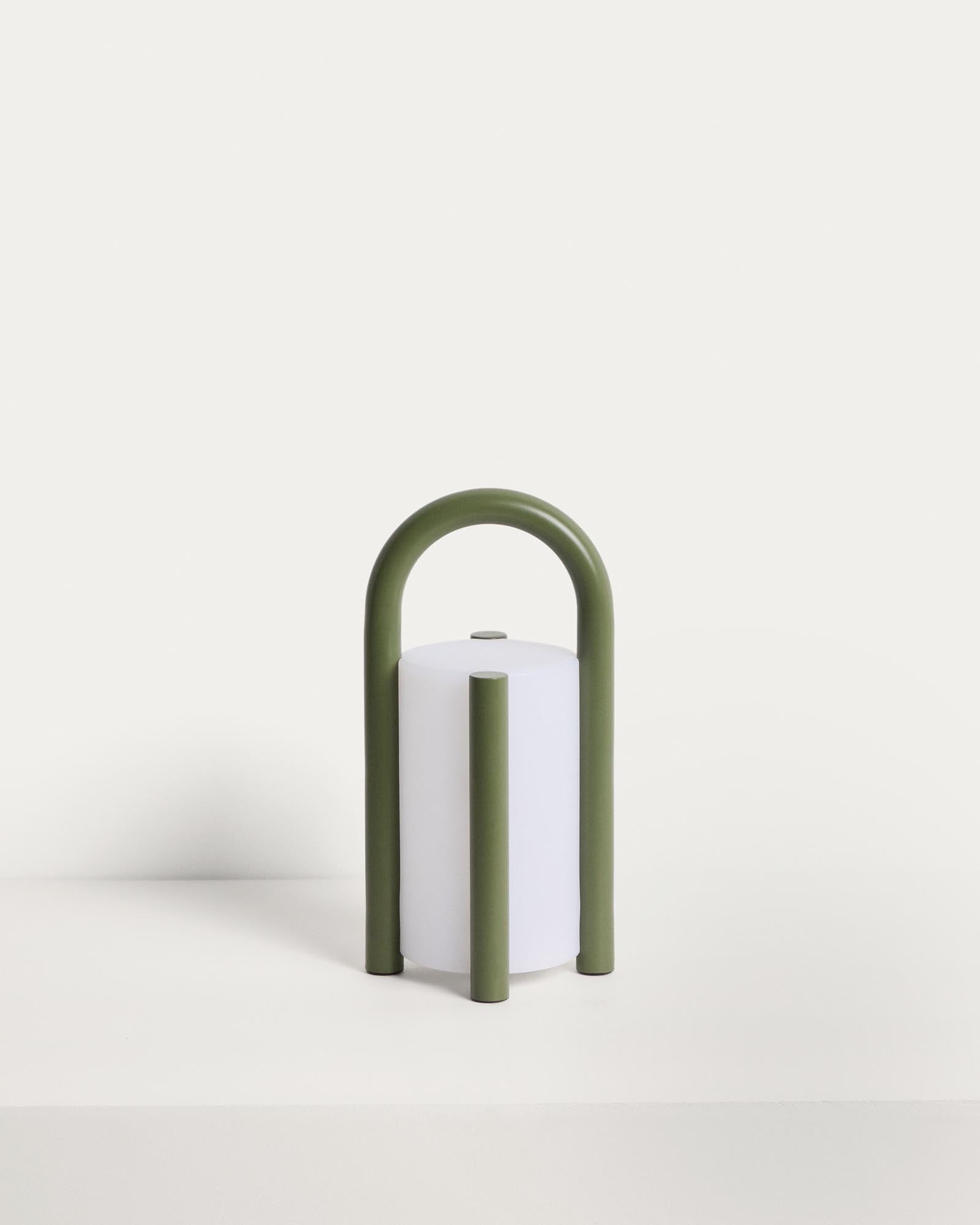 Kleine tragbare Tischlampe Leros aus Polyethylen und grünem Stahl in Dunkelgrün präsentiert im Onlineshop von KAQTU Design AG. Outdoor Tischleuchte ist von Kave Home