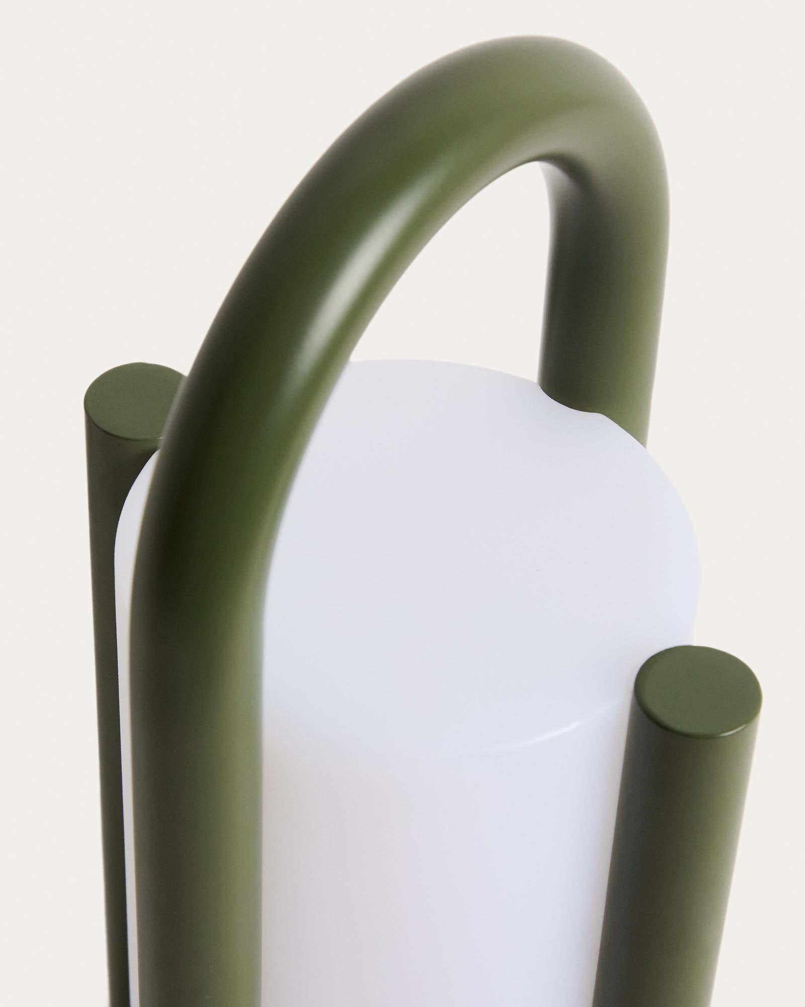 Kleine tragbare Tischlampe Leros aus Polyethylen und grünem Stahl in Dunkelgrün präsentiert im Onlineshop von KAQTU Design AG. Outdoor Tischleuchte ist von Kave Home