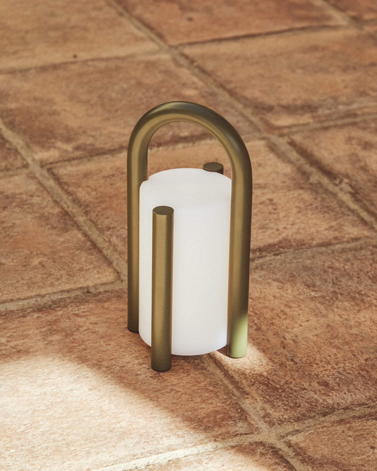 Kleine tragbare Tischlampe Leros aus Polyethylen und grünem Stahl in Dunkelgrün präsentiert im Onlineshop von KAQTU Design AG. Outdoor Tischleuchte ist von Kave Home
