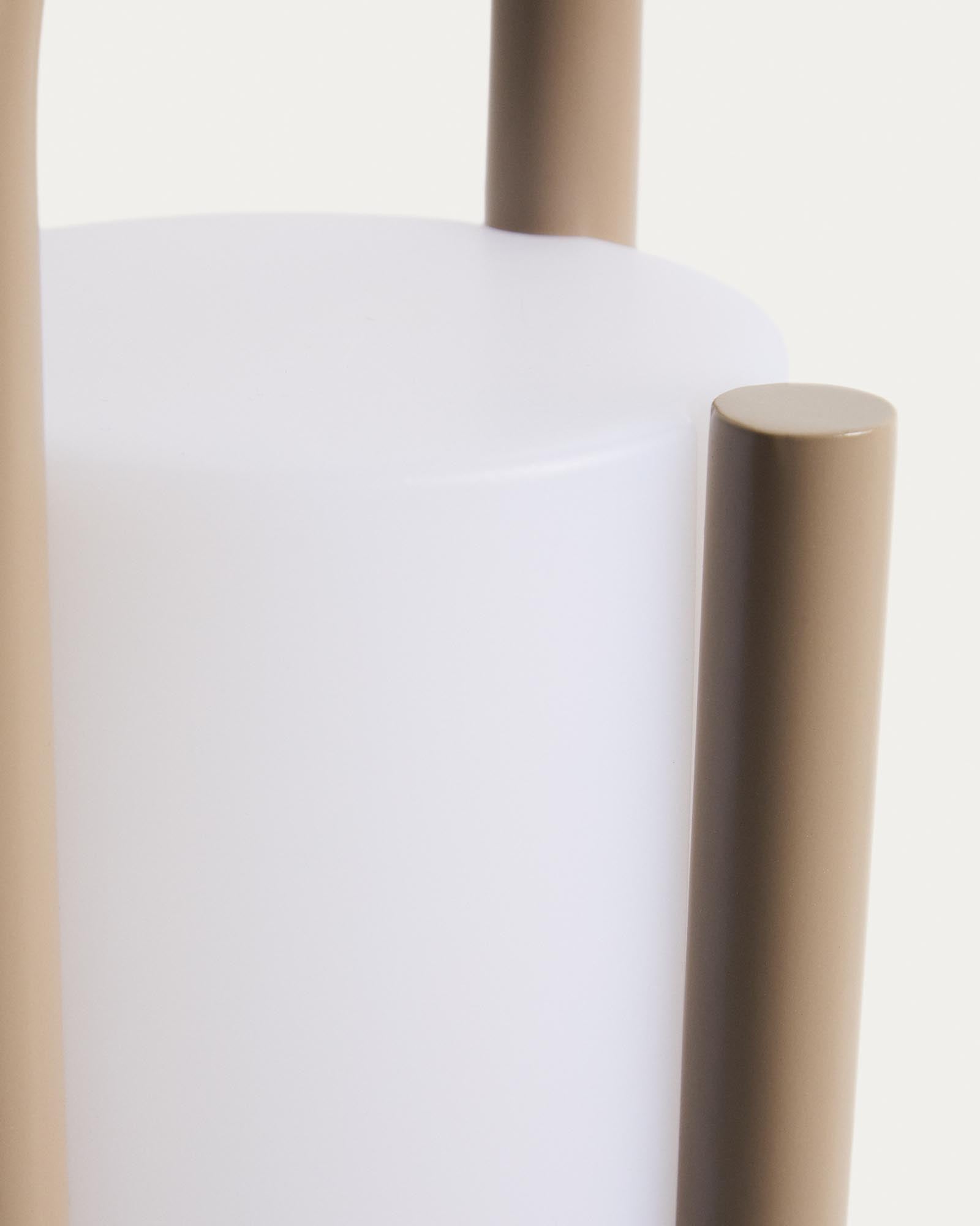 Stilvolle Outdoor Tischleuchte Leros aus langlebigem Polyethylen und taupefarbenem Stahl, perfekt für gemütliche Abende im Freien.