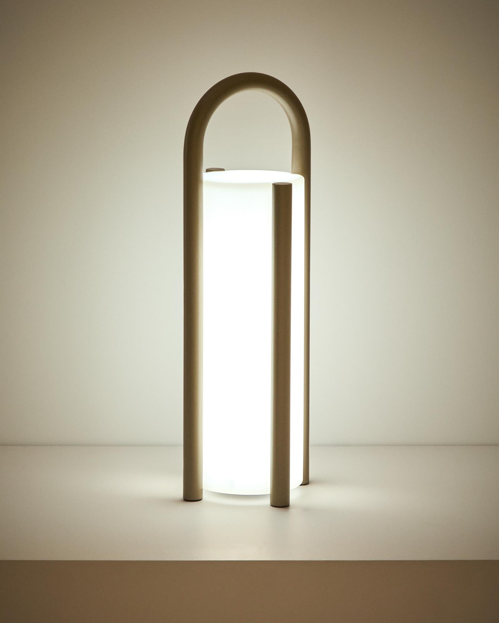 Elegante Outdoor Tischleuchte Leros aus robustem Polyethylen und taupefarbenem Stahl, perfekt für gemütliche Abende im Freien.