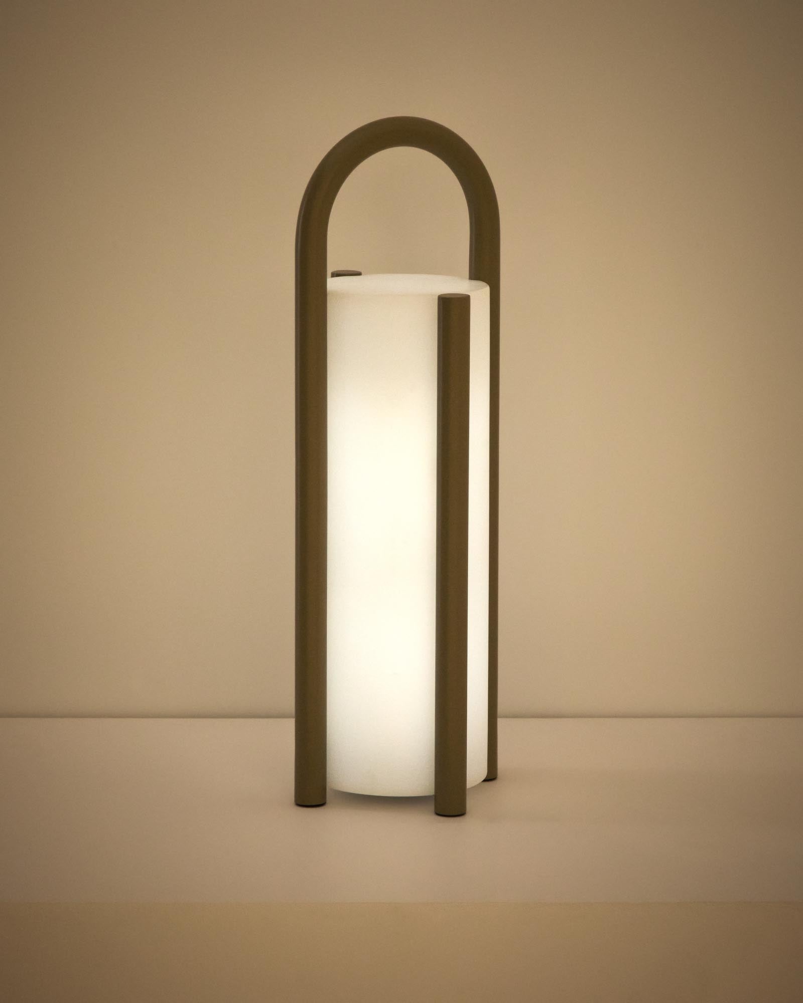 Elegante tragbare Tischlampe Leros in taupe und Polyethylen, ideal für stimmungsvolle Beleuchtung im Außenbereich.