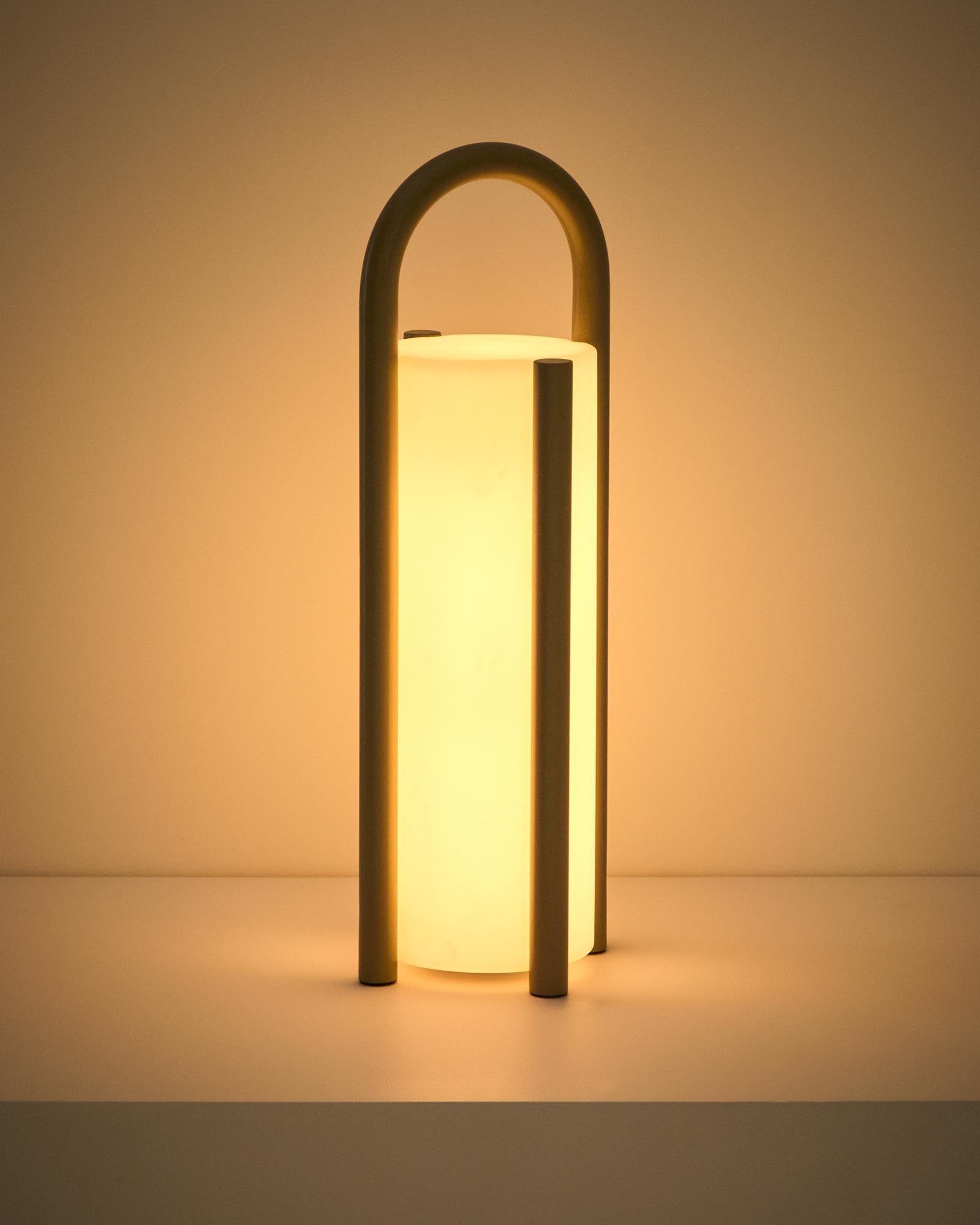 Elegante tragbare Tischlampe Leros in taupe und Polyethylen, ideal für stimmungsvolle Beleuchtung im Außenbereich.
