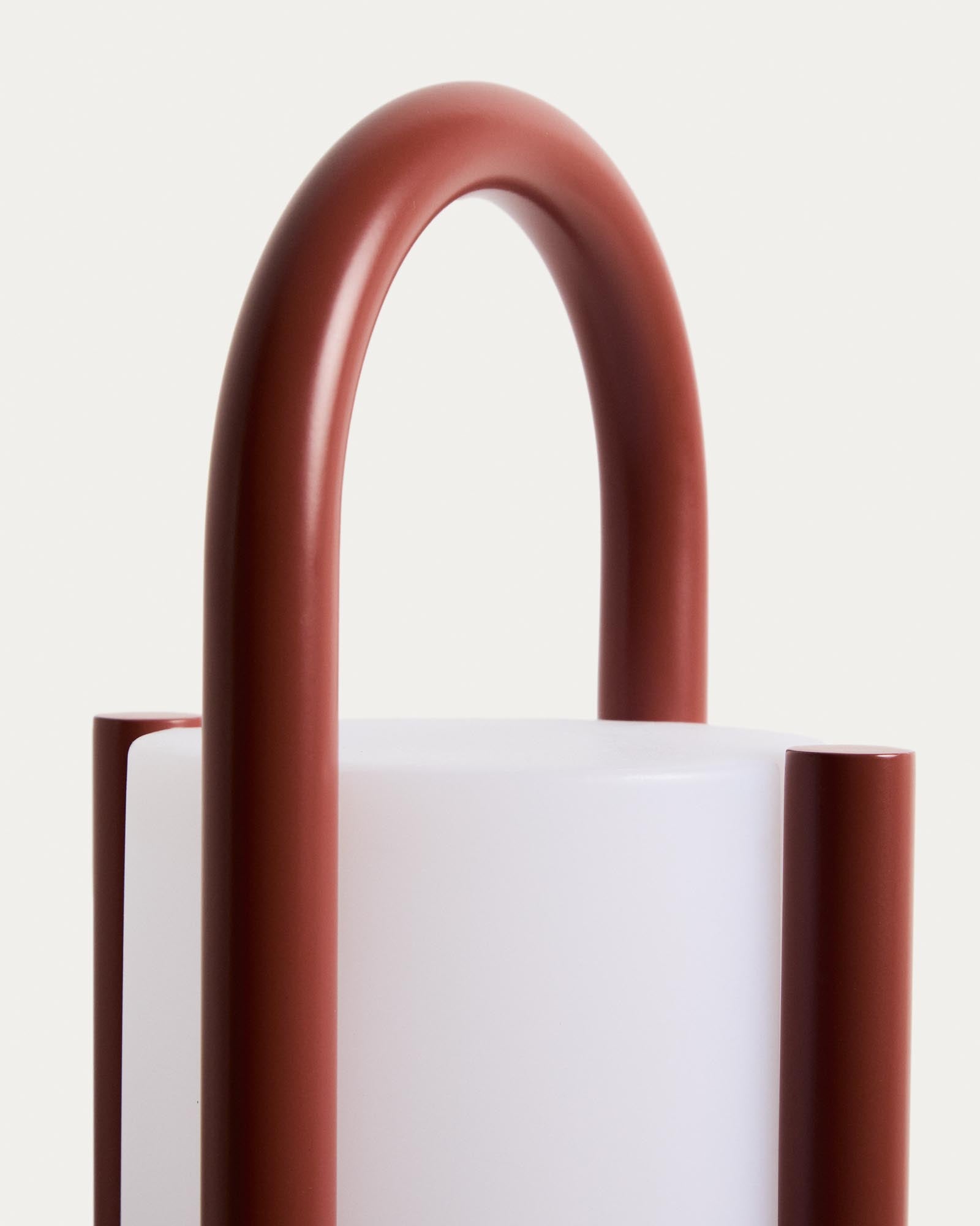 Grosse tragbare Tischlampe Leros aus Polyethylen und terrakottafarbenem Stahl in Rot präsentiert im Onlineshop von KAQTU Design AG. Outdoor Tischleuchte ist von Kave Home