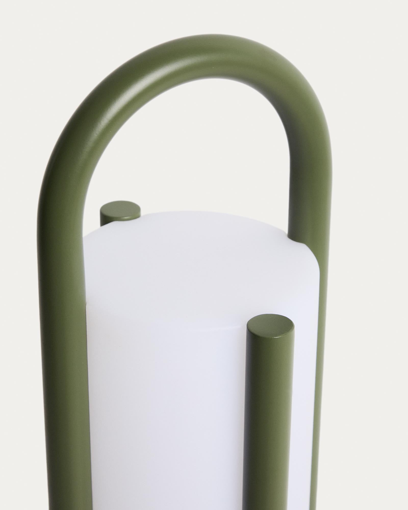 Grosse tragbare Tischlampe Leros aus Polyethylen und grünem Stahl in Dunkelgrün präsentiert im Onlineshop von KAQTU Design AG. Outdoor Tischleuchte ist von Kave Home