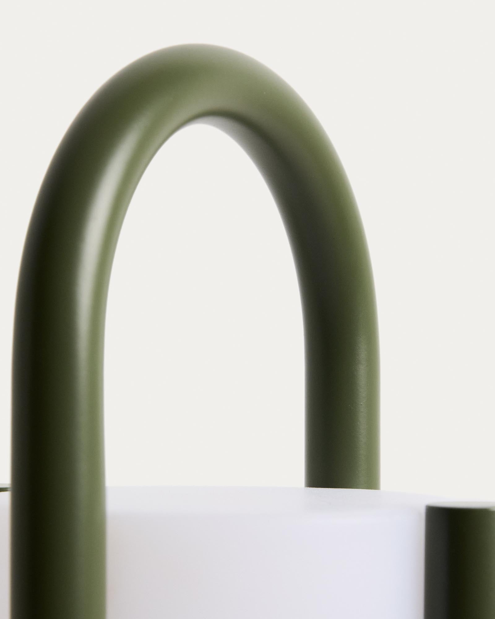 Grosse tragbare Tischlampe Leros aus Polyethylen und grünem Stahl in Dunkelgrün präsentiert im Onlineshop von KAQTU Design AG. Outdoor Tischleuchte ist von Kave Home