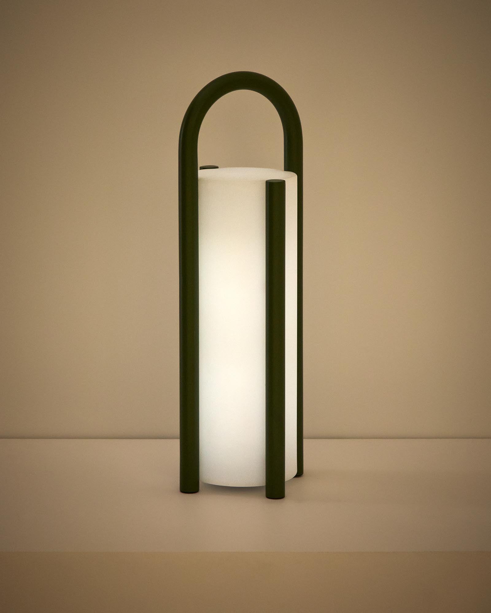 Grosse tragbare Tischlampe Leros aus Polyethylen und grünem Stahl in Dunkelgrün präsentiert im Onlineshop von KAQTU Design AG. Outdoor Tischleuchte ist von Kave Home