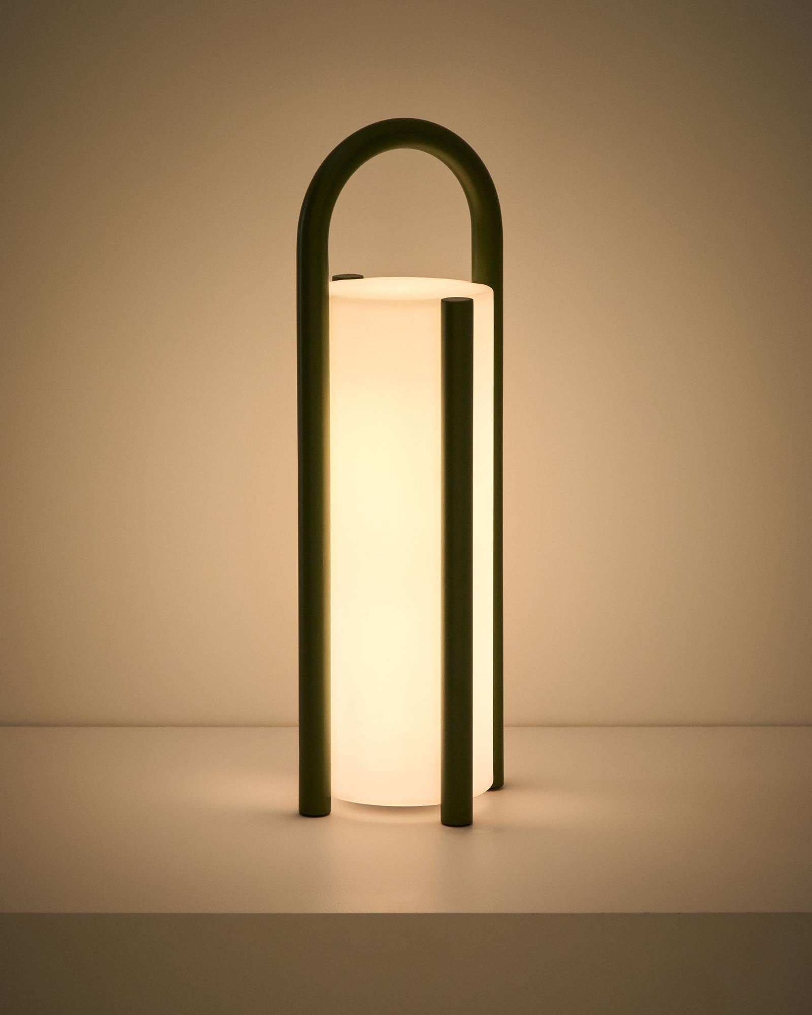 Grosse tragbare Tischlampe Leros aus Polyethylen und grünem Stahl in Dunkelgrün präsentiert im Onlineshop von KAQTU Design AG. Outdoor Tischleuchte ist von Kave Home