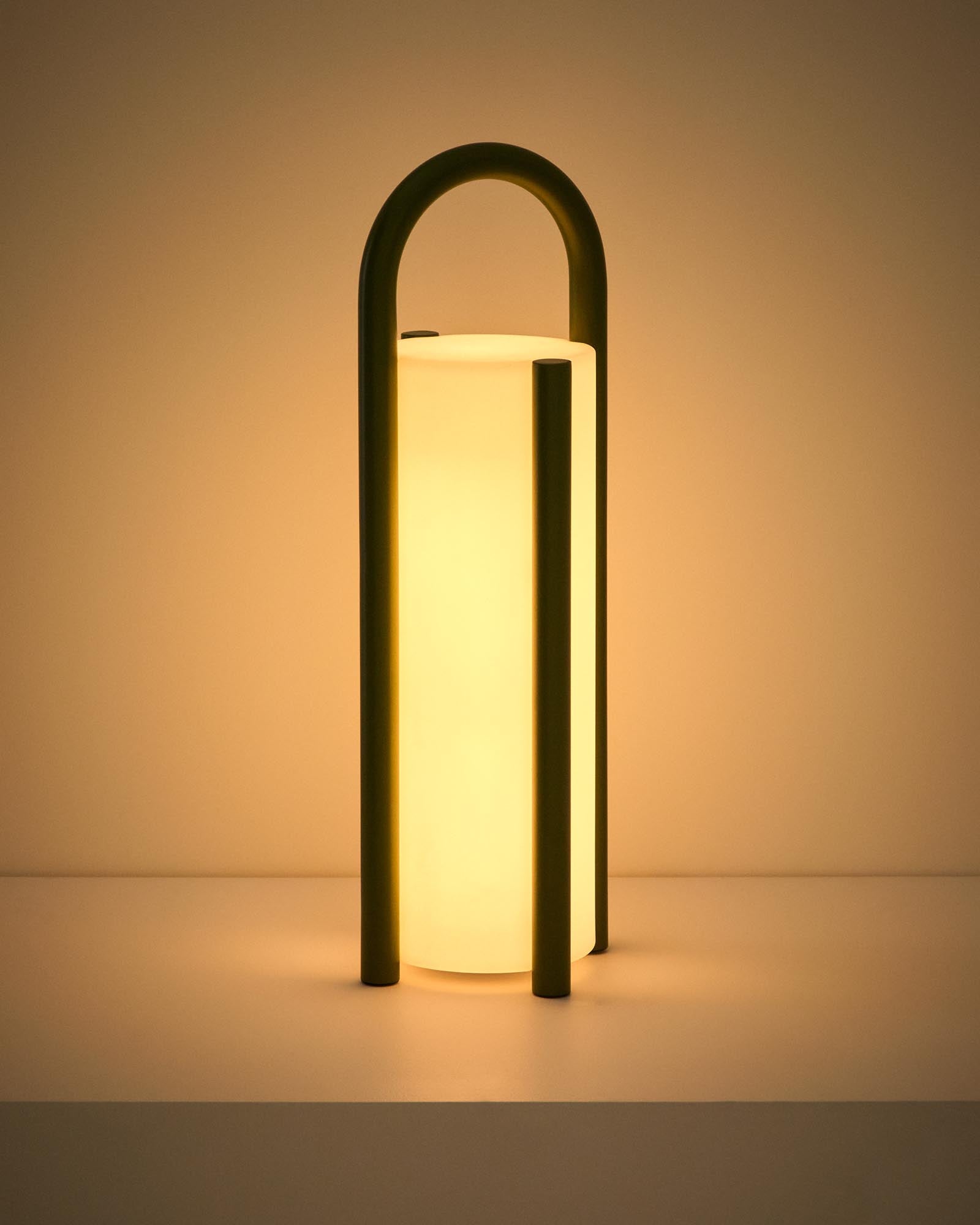 Grosse tragbare Tischlampe Leros aus Polyethylen und grünem Stahl in Dunkelgrün präsentiert im Onlineshop von KAQTU Design AG. Outdoor Tischleuchte ist von Kave Home