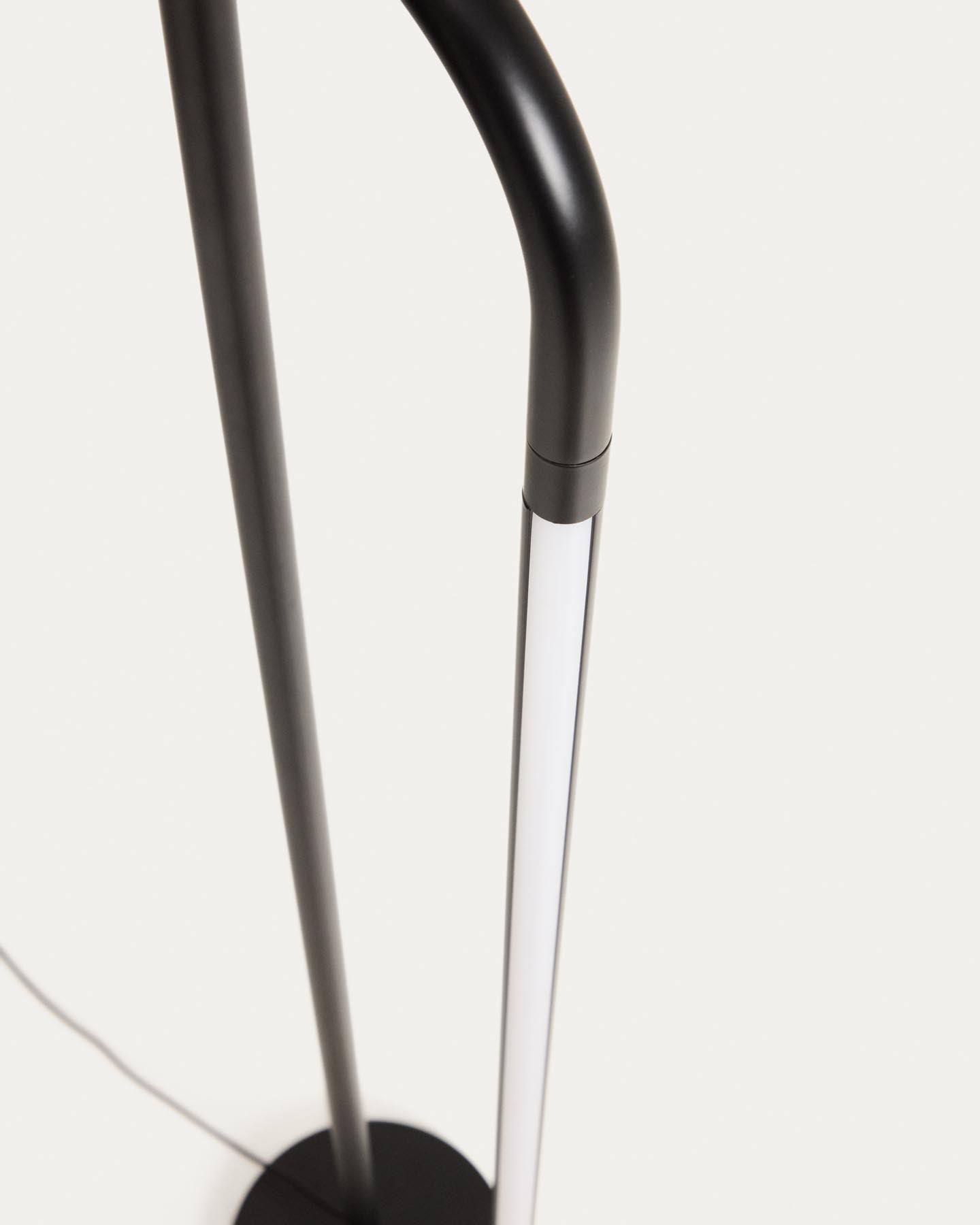 Stehlampe Bow aus schwarzem Aluminium in Schwarz präsentiert im Onlineshop von KAQTU Design AG. Stehleuchte ist von Kave Home