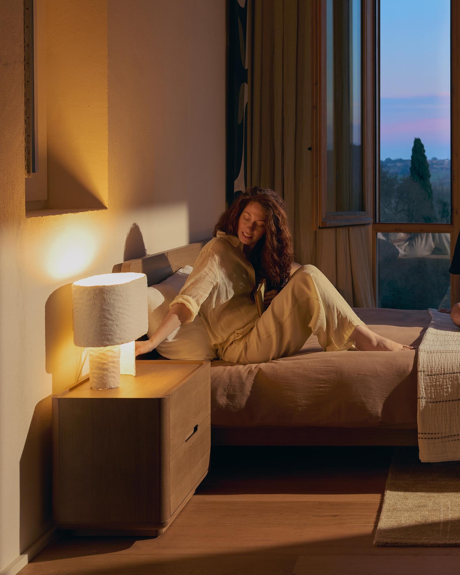 Elegante Tischlampe Bedala aus weißem Pappmaché, ideal für stimmungsvolle Beleuchtung in jedem Raum, von Kave Home.