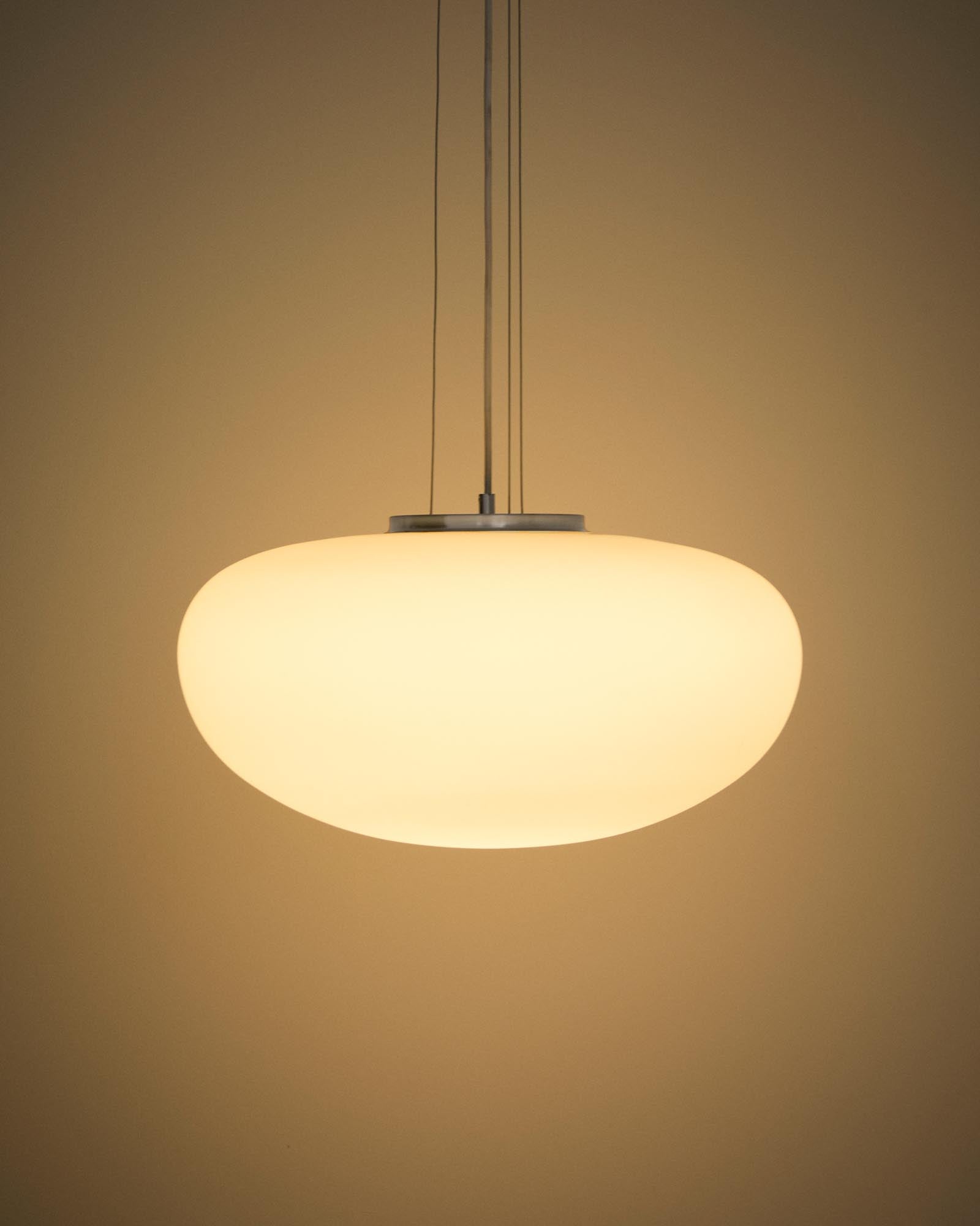 Moderne Deckenleuchte Ardali in Rauchglas und gebürstetem Stahl, Ø 50 cm, perfektes Lichtobjekt für zeitgemäße Inneneinrichtungen.
