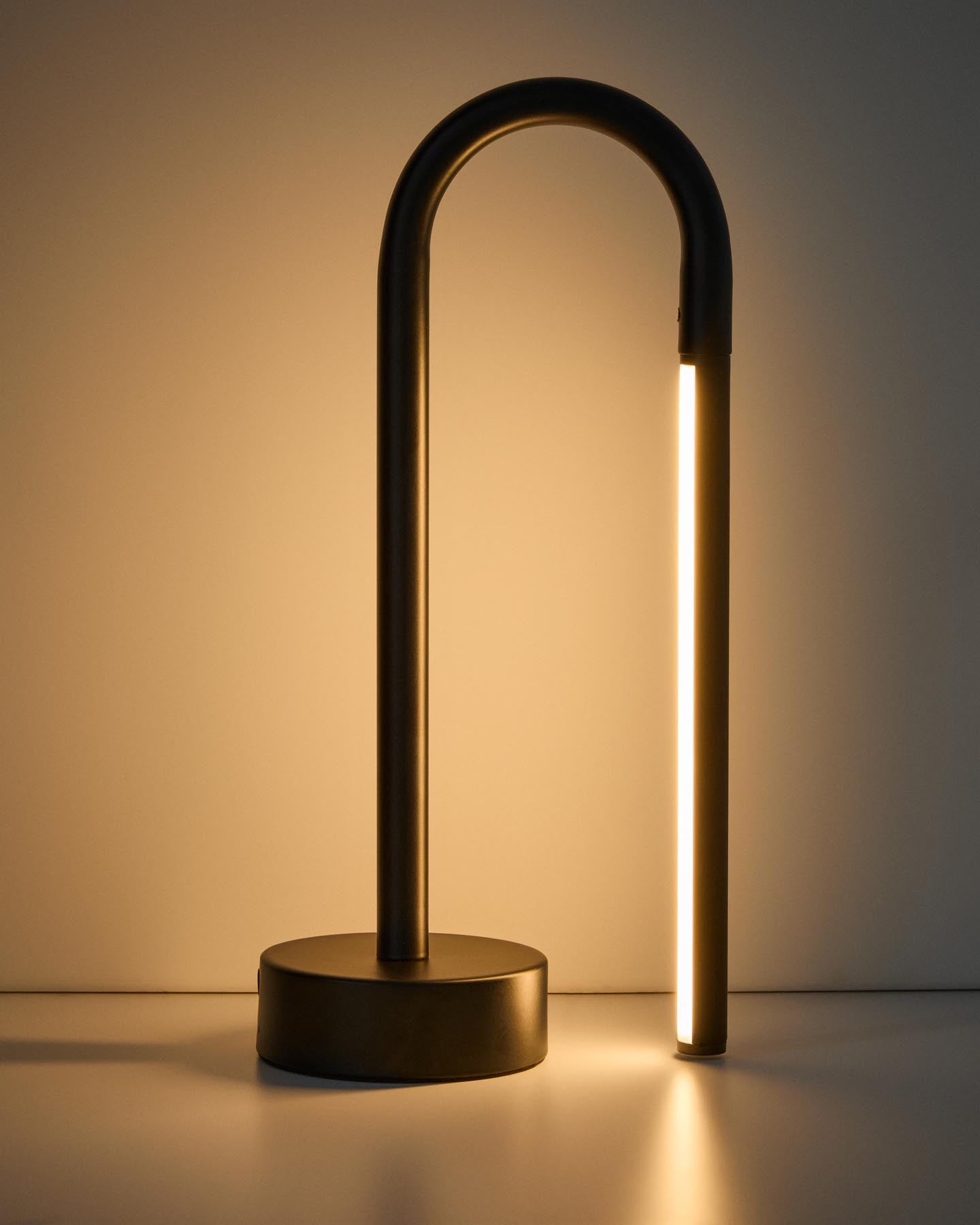 Tragbare Tischlampe Bow aus schwarzem Aluminium in Schwarz präsentiert im Onlineshop von KAQTU Design AG. Tischleuchte ist von Kave Home