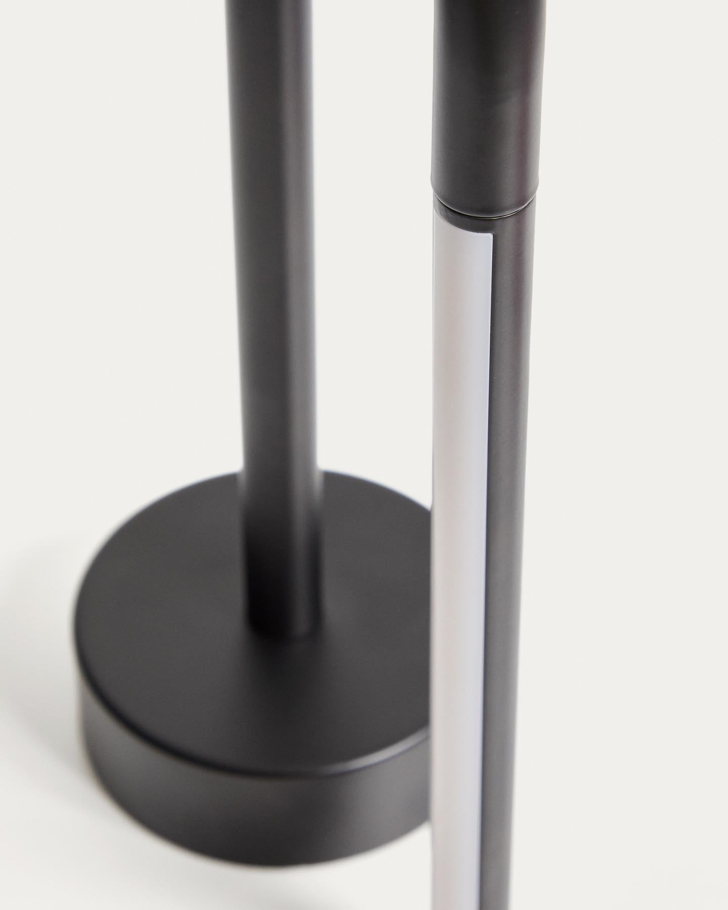 Tragbare Tischlampe Bow aus schwarzem Aluminium in Schwarz präsentiert im Onlineshop von KAQTU Design AG. Tischleuchte ist von Kave Home