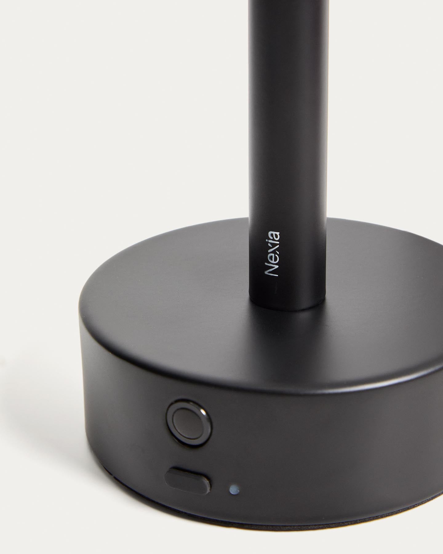 Tragbare Tischlampe Bow aus schwarzem Aluminium in Schwarz präsentiert im Onlineshop von KAQTU Design AG. Tischleuchte ist von Kave Home