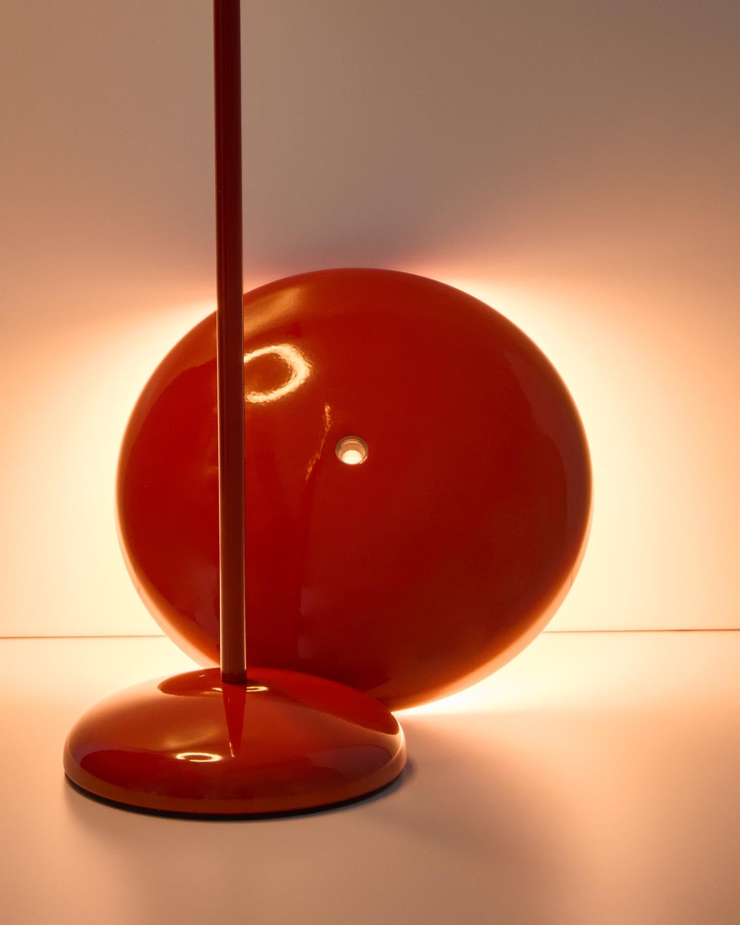Tragbare Tischlampe Porte aus rotem Aluminium in Rot präsentiert im Onlineshop von KAQTU Design AG. Tischleuchte ist von Kave Home