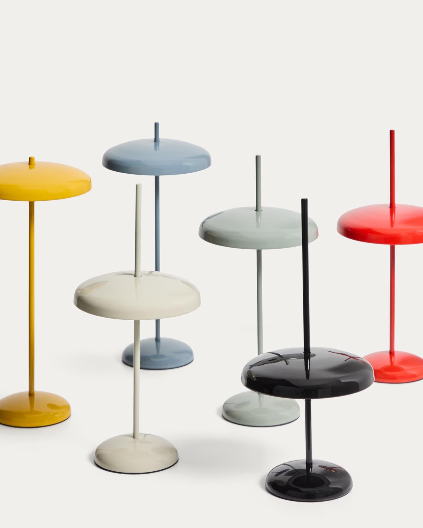 Tragbare Tischlampe Porte aus hellgrauem Aluminium in Grau präsentiert im Onlineshop von KAQTU Design AG. Tischleuchte ist von Kave Home