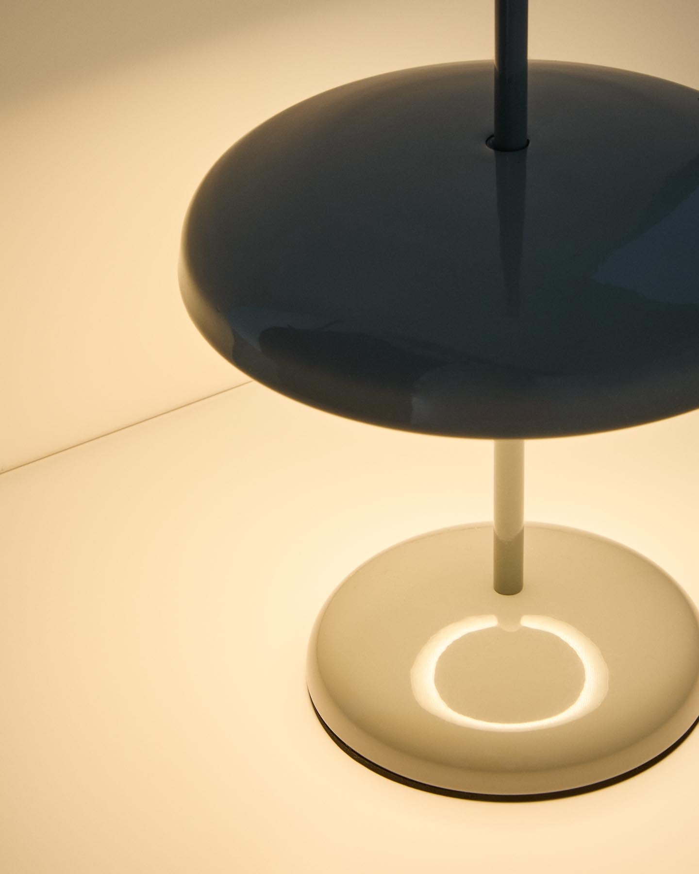 Tragbare Tischlampe Porte aus hellgrünem Metall in Hellgrün präsentiert im Onlineshop von KAQTU Design AG. Tischleuchte ist von Kave Home