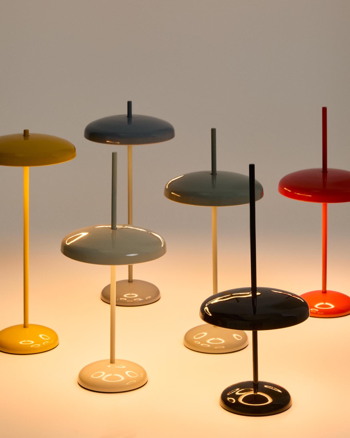 Tragbare Tischlampe Porte aus gelbem Aluminium in Gelb präsentiert im Onlineshop von KAQTU Design AG. Tischleuchte ist von Kave Home