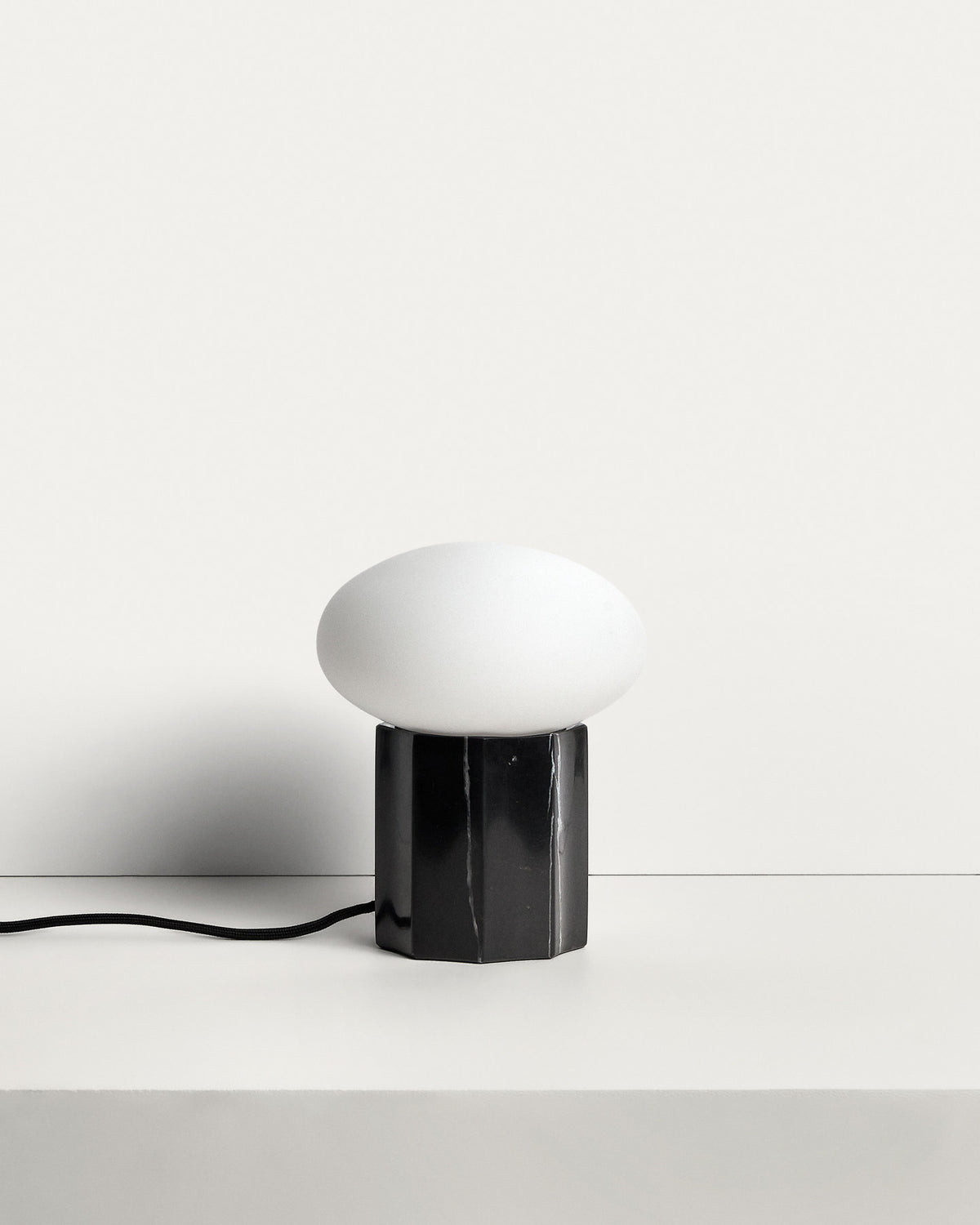 Tischlampe Idela aus Rauchglas und schwarzem Marmor Ø 15 cm in Schwarz präsentiert im Onlineshop von KAQTU Design AG. Tischleuchte ist von Kave Home