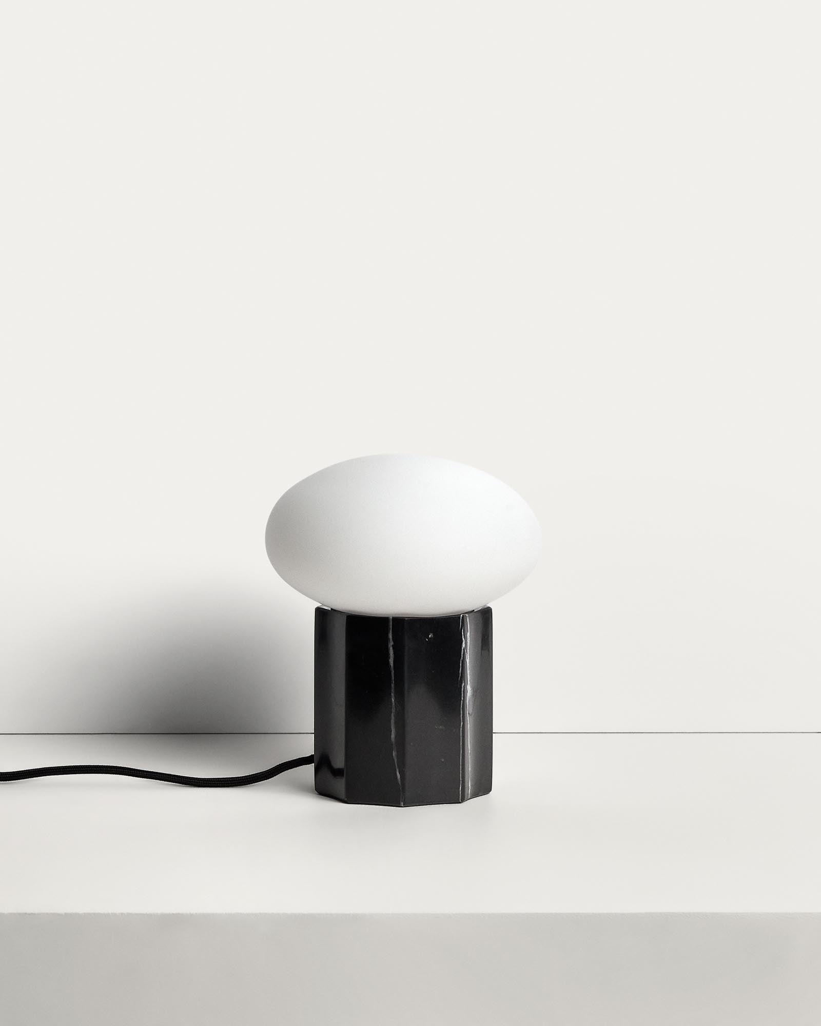 Tischlampe Idela aus Rauchglas und schwarzem Marmor Ø 15 cm in Schwarz präsentiert im Onlineshop von KAQTU Design AG. Tischleuchte ist von Kave Home