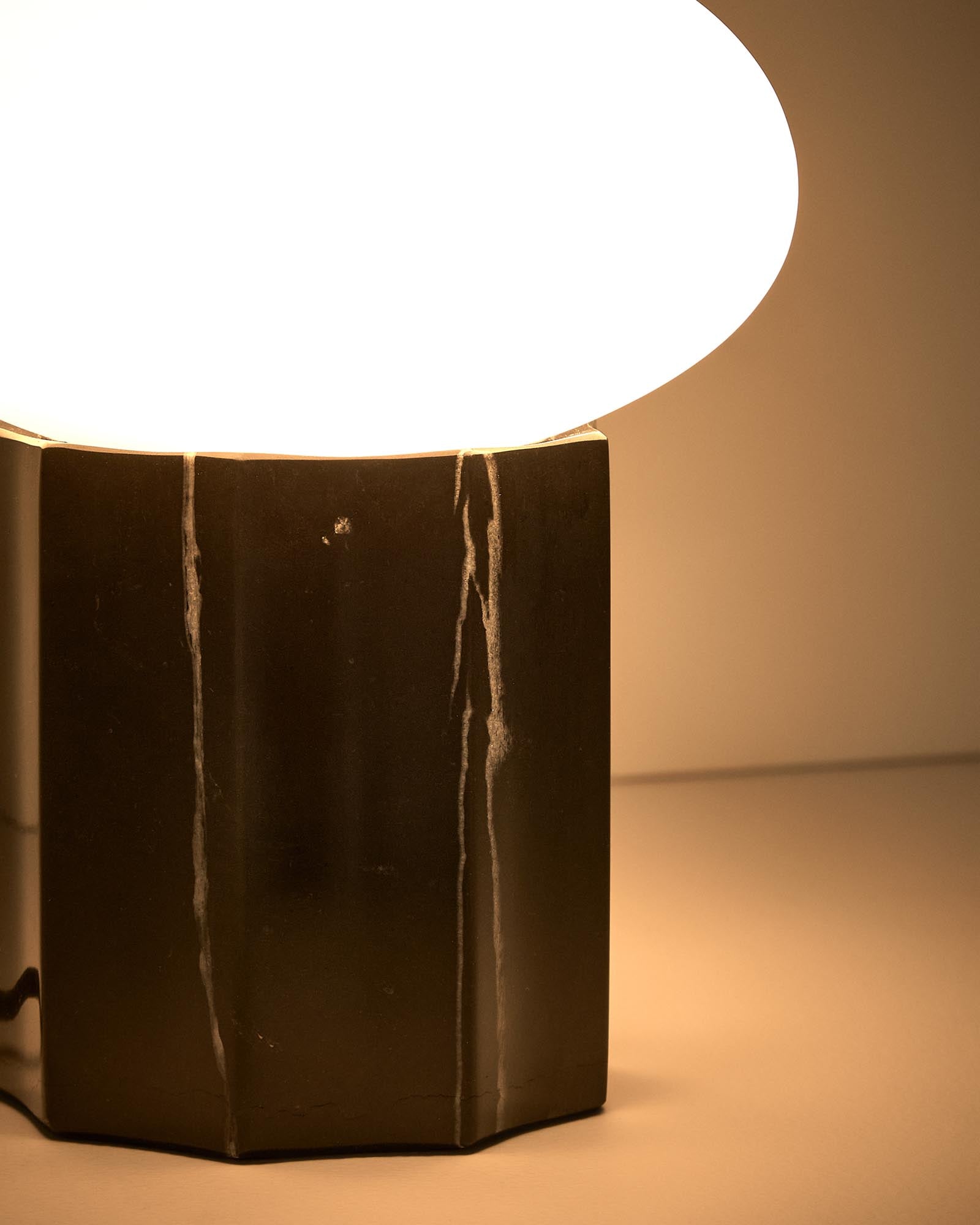 Moderne Tischlampe Idela mit rauchigem Glas und schwarzem Marmorsockel, Ø 15 cm, perfektes Lichtobjekt für ein elegantes Ambiente.