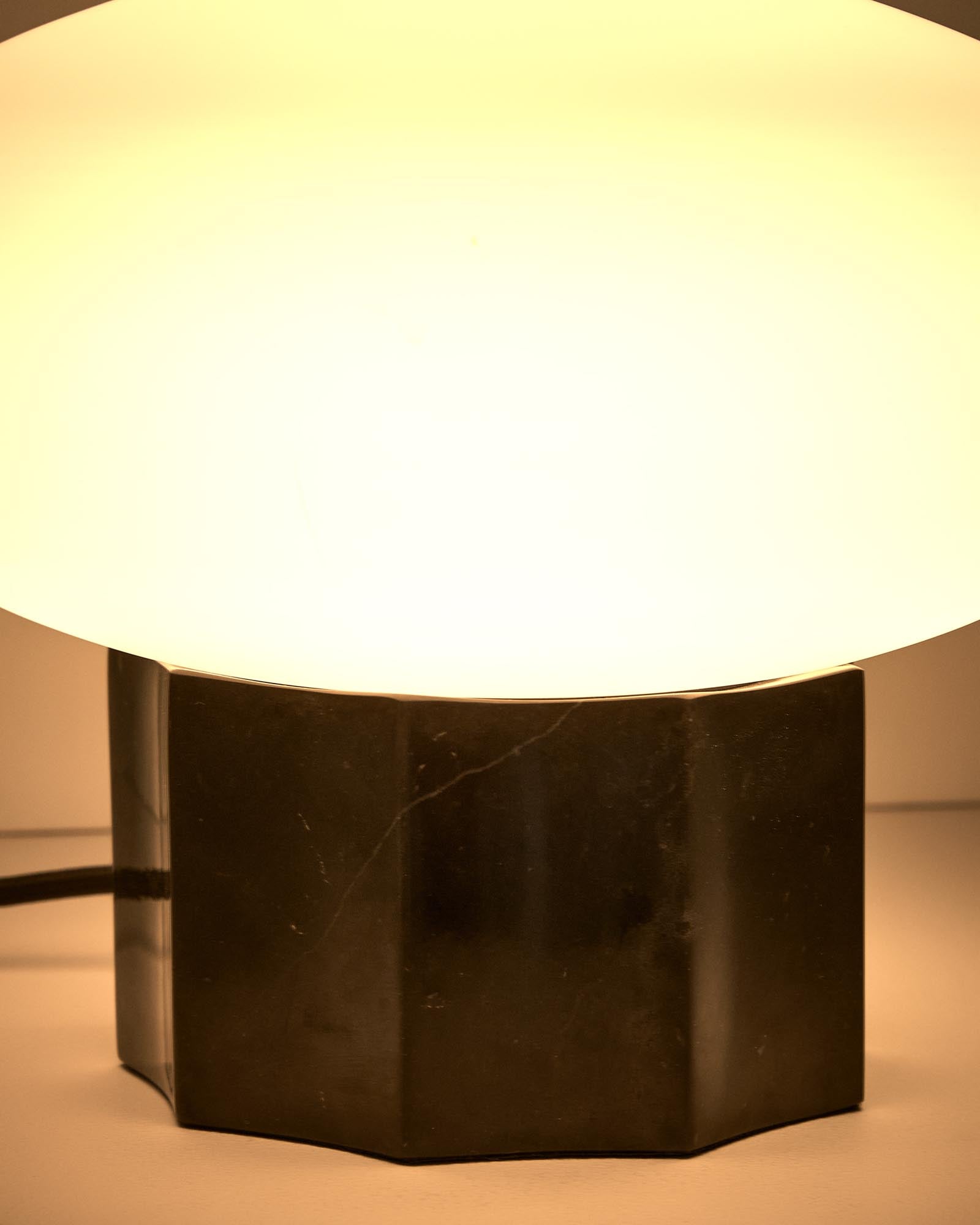 Moderne Tischlampe Idela mit rauchigem Glas und schwarzem Marmorsockel, Ø 26 cm, perfektes Lichtobjekt für ein elegantes Ambiente.