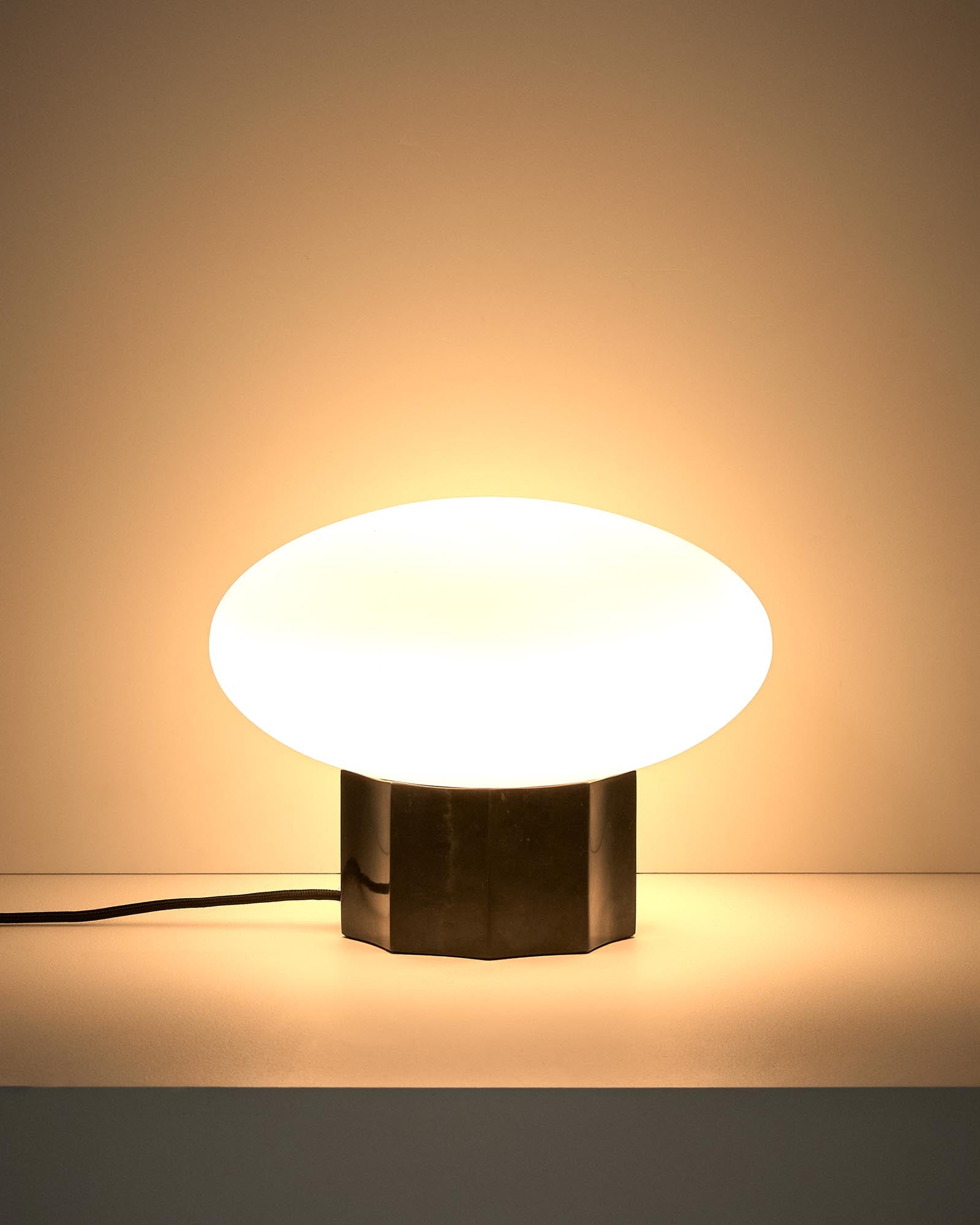 Elegante Tischlampe Idela aus rauchigem Glas und schwarzem Marmor, Ø 26 cm, ideal für stilvolle Wohnräume und gemütliche Beleuchtung.