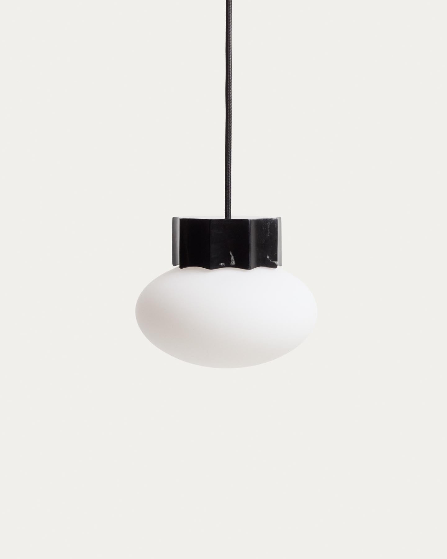 Deckenleuchte Idela aus Rauchglas und schwarzem Marmor, Ø 15 cm in Schwarz präsentiert im Onlineshop von KAQTU Design AG. Deckenleuchte ist von Kave Home